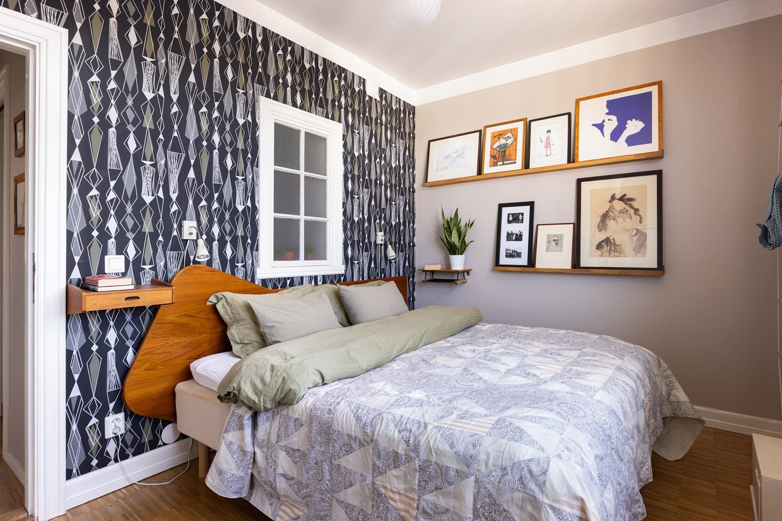 Delikat hovedsoverom med god plass til dobbeltseng, tilhørende nattbord og annet ønskelig møblement. Galleribilde