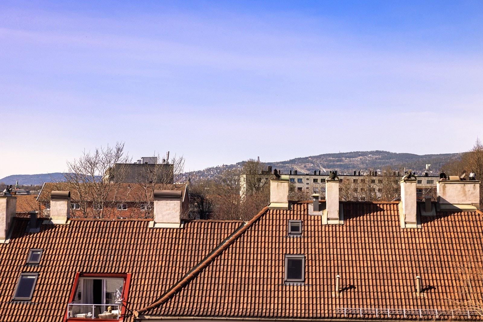 I den andre retningen har man utsyn opp mot Holmenkollen. Galleribilde