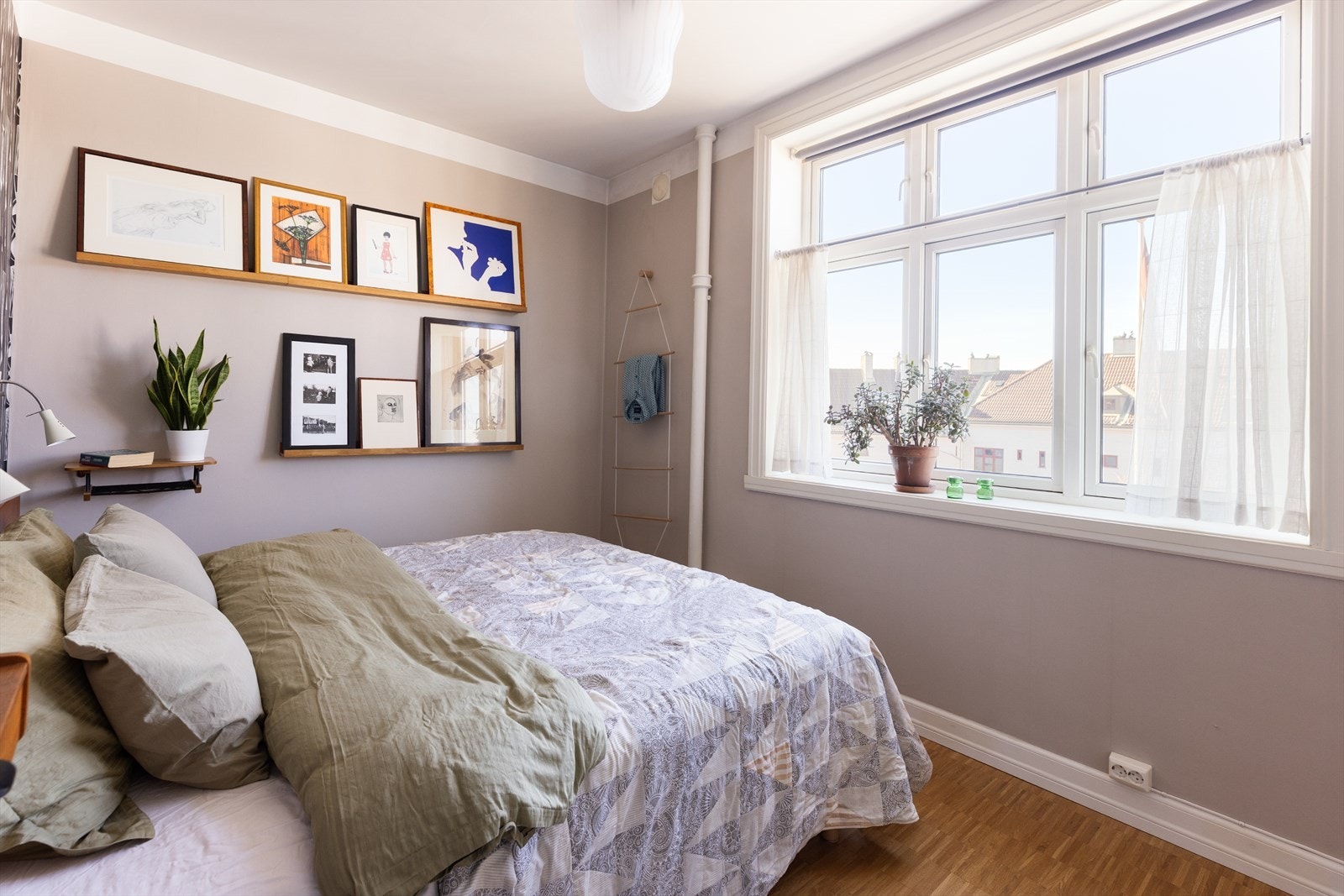 Vindusflatene gir rikelig med dagslys til rommet. Galleribilde