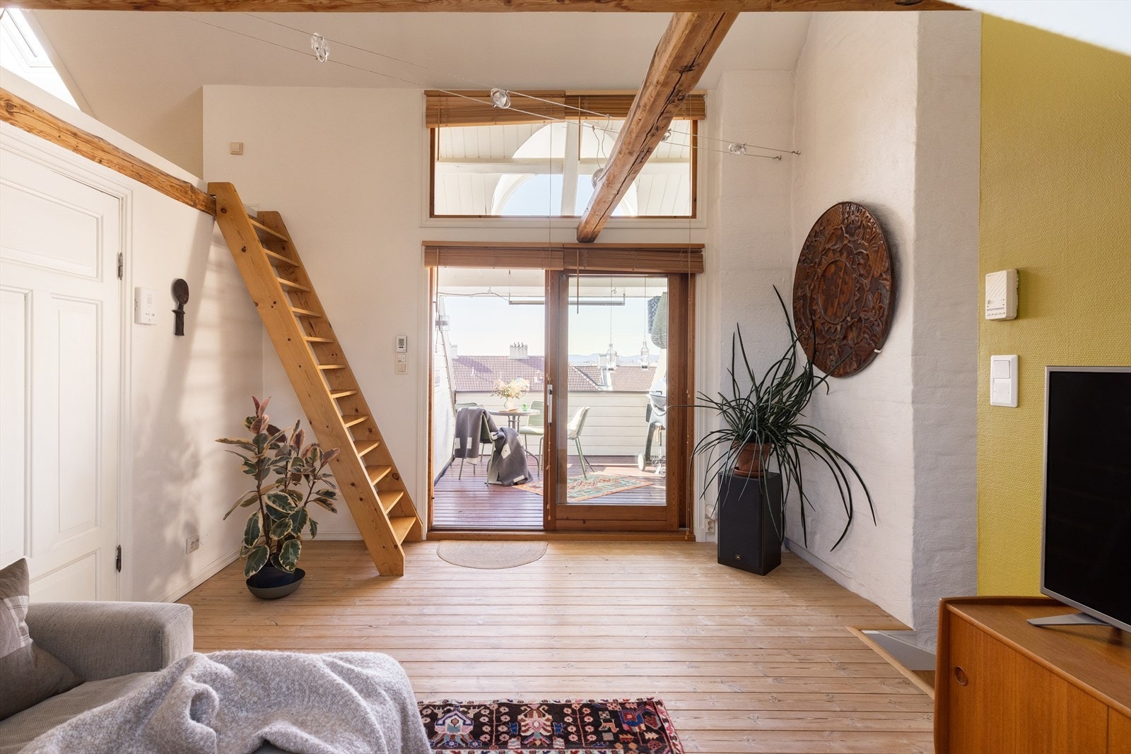 Fra loftstuen har man direkte adkomst til boligens flotte takterrasse. Galleribilde