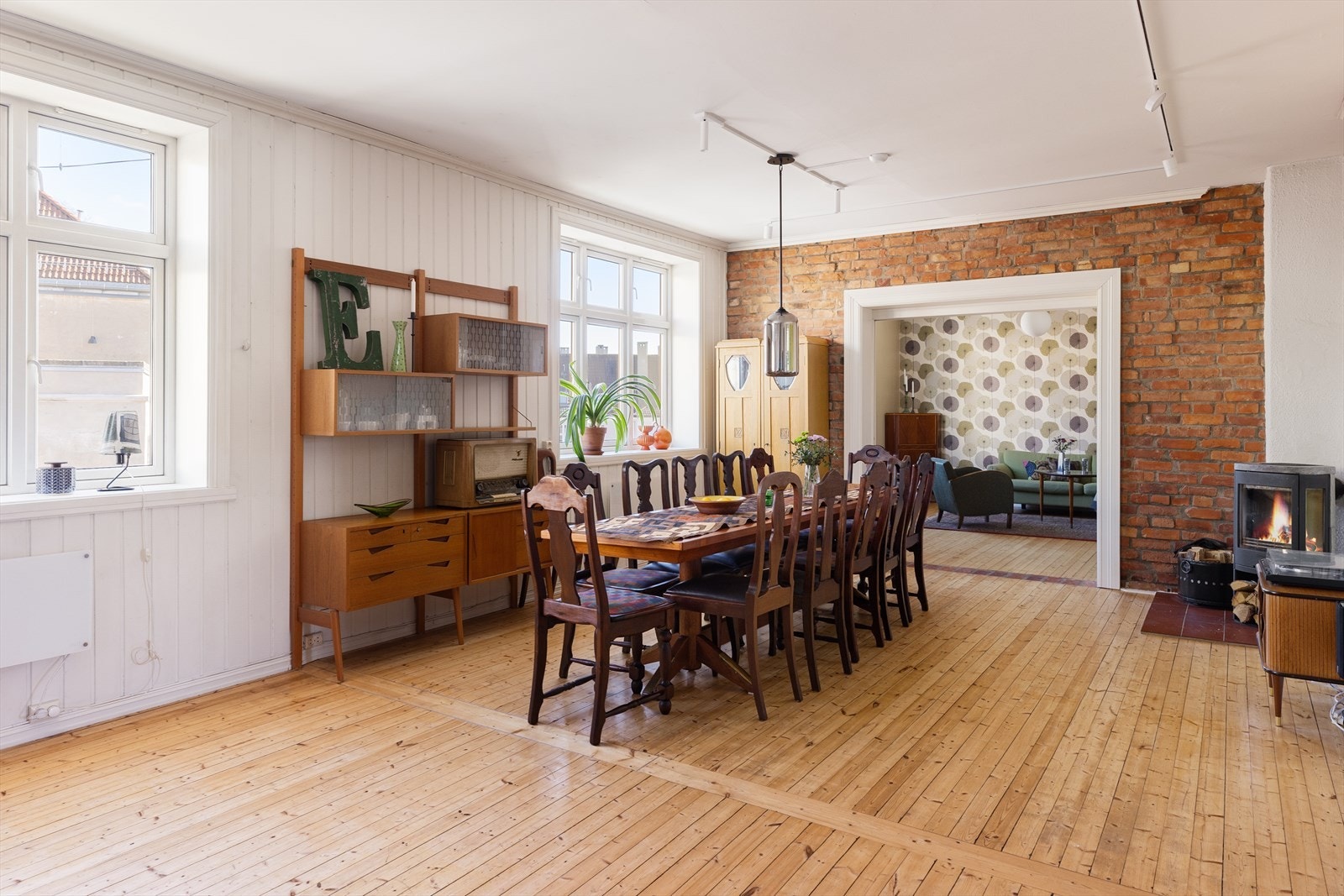 Store vindusflater, som gir rikelig med naturlig lysinnslipp. Galleribilde