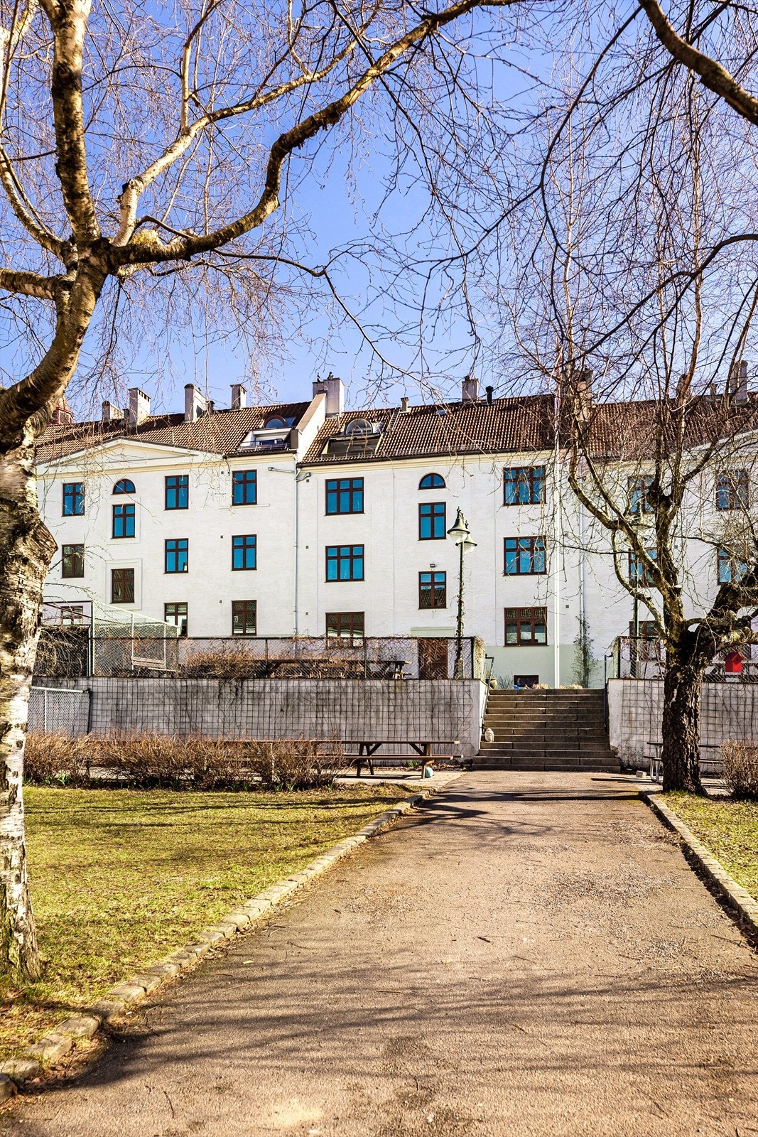 Bakgården kan by på asfalterte stikkveier, plener, trær, sittegrupper, parsellhage, pizzaovn m.m. Galleribilde