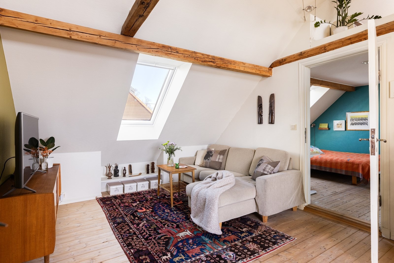 Fra loftstuen er det direkte adkomst til boligens andre soverom. Galleribilde