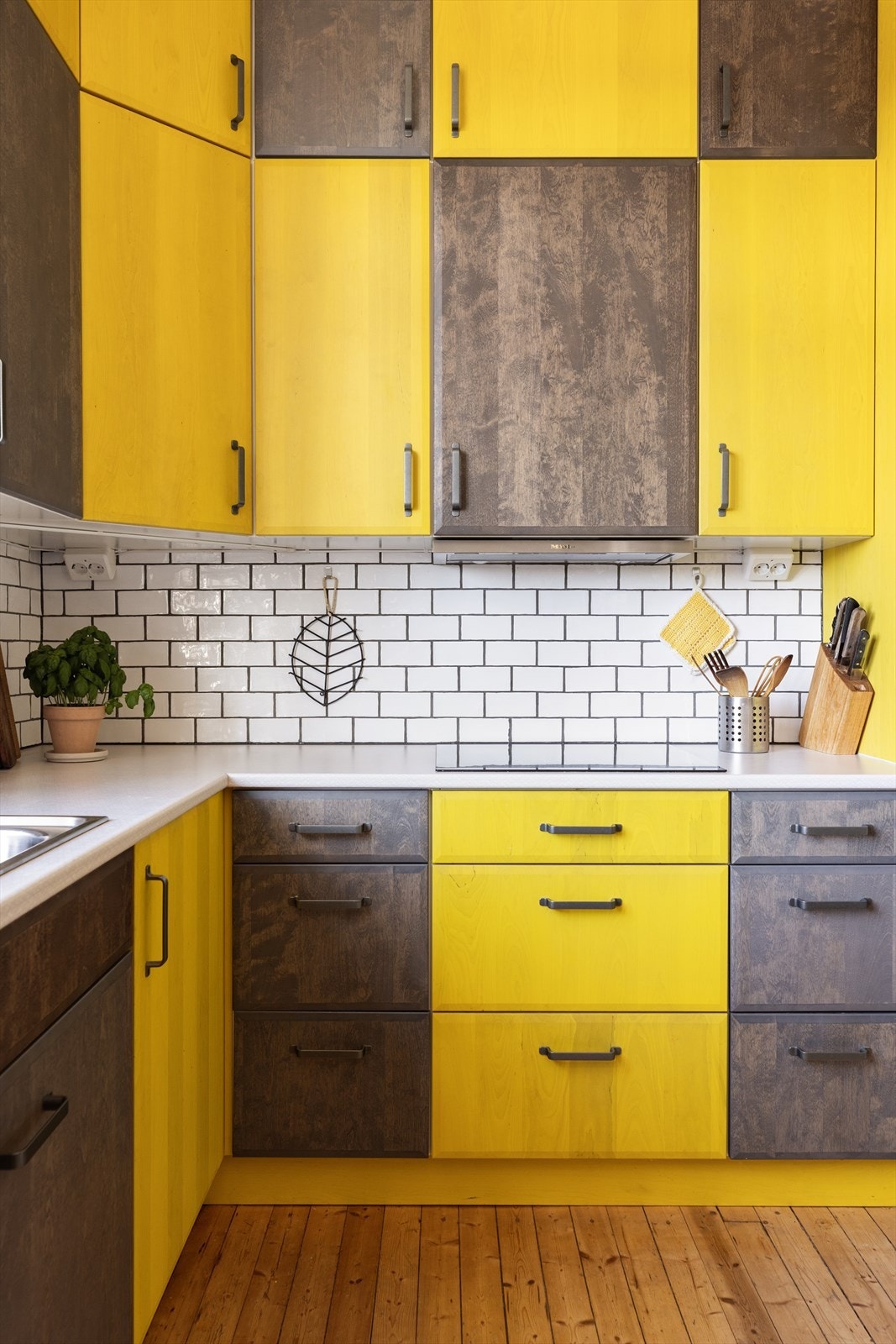 Over benkeplaten er det flislagte veggflater. Galleribilde