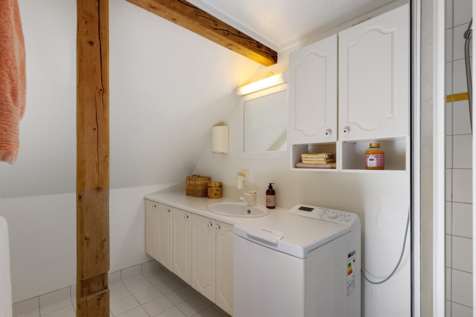 Badet er fra 1991 med innredning bestående av servantinnredning, servant med ettgreps blandebatteri, dusjdører, dusjarmatur, opplegg og plass til vaskemaskin. Galleribilde