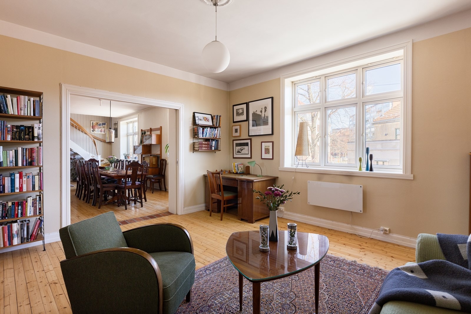 Fra vinduene i boligen har man et hyggelig utsyn over nabolaget. Galleribilde