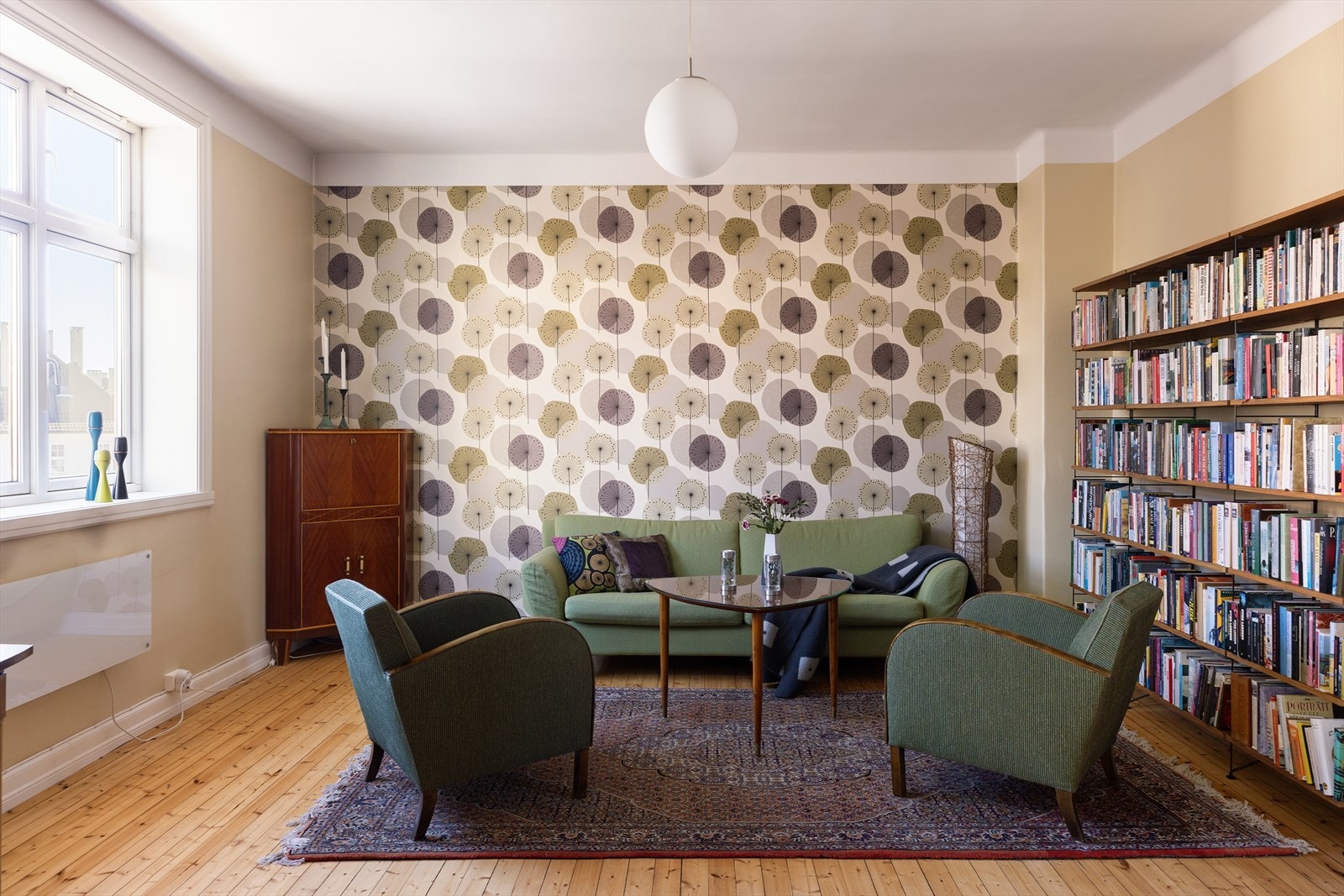 Leiligheten byr på en lys og innbydende stue med en generøs takhøyde på 2,79m. Galleribilde