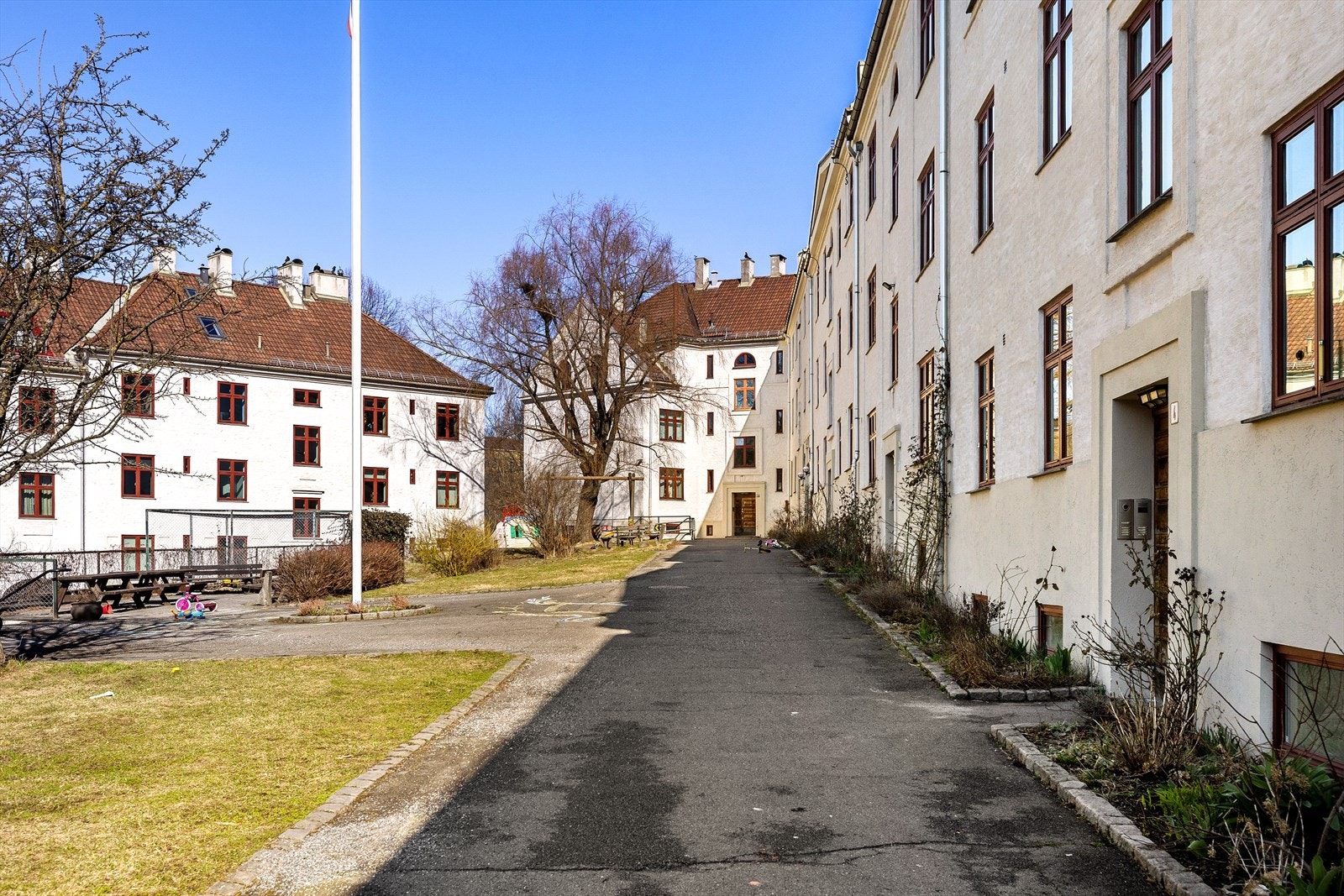 Hyggelig og populært boområdet med pent opparbeidede fellesarealer. Galleribilde