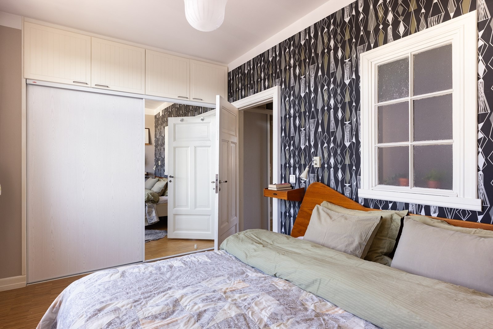 Her er det montert et praktisk plassbygd garderobeskap som bidrar til gode oppbevaringsmuligheter. Galleribilde