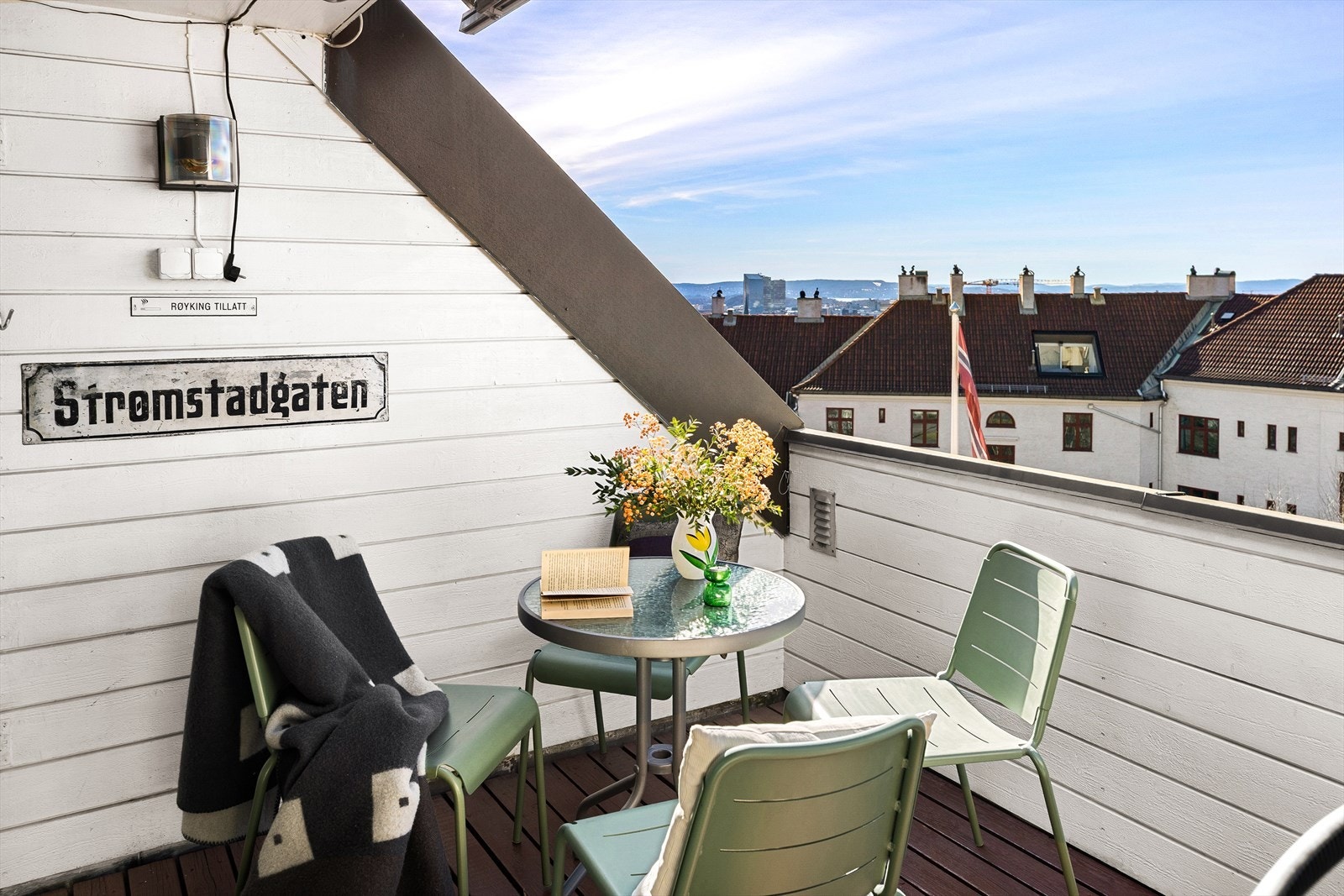 Her er det god plass til ønskelig utemøblement, som spisegruppe, sofa og grill. Galleribilde