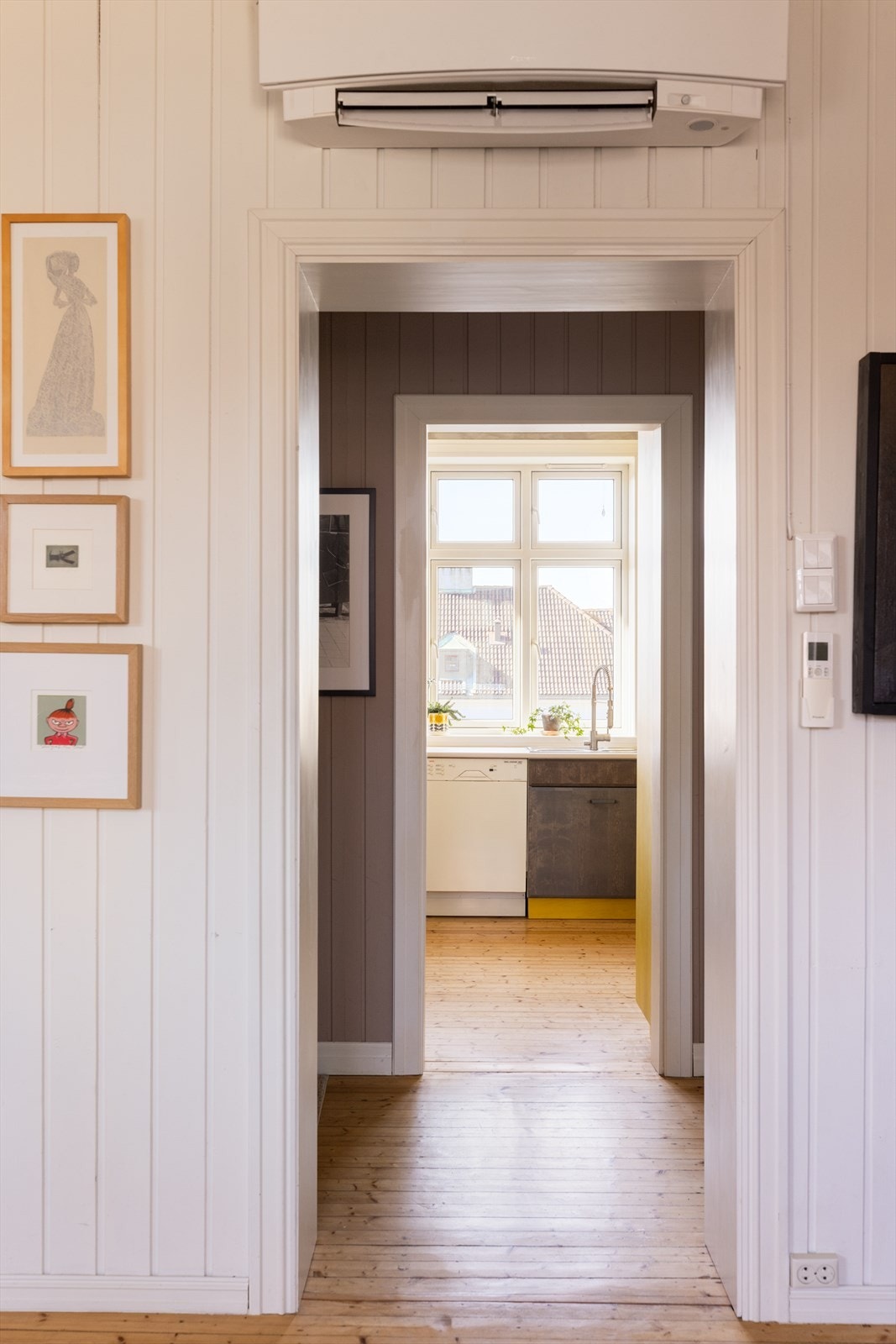 Fra spisestuen har direkte adkomst til boligens kjøkken. Leiligheten har også en energieffektiv varmepumpe. Galleribilde