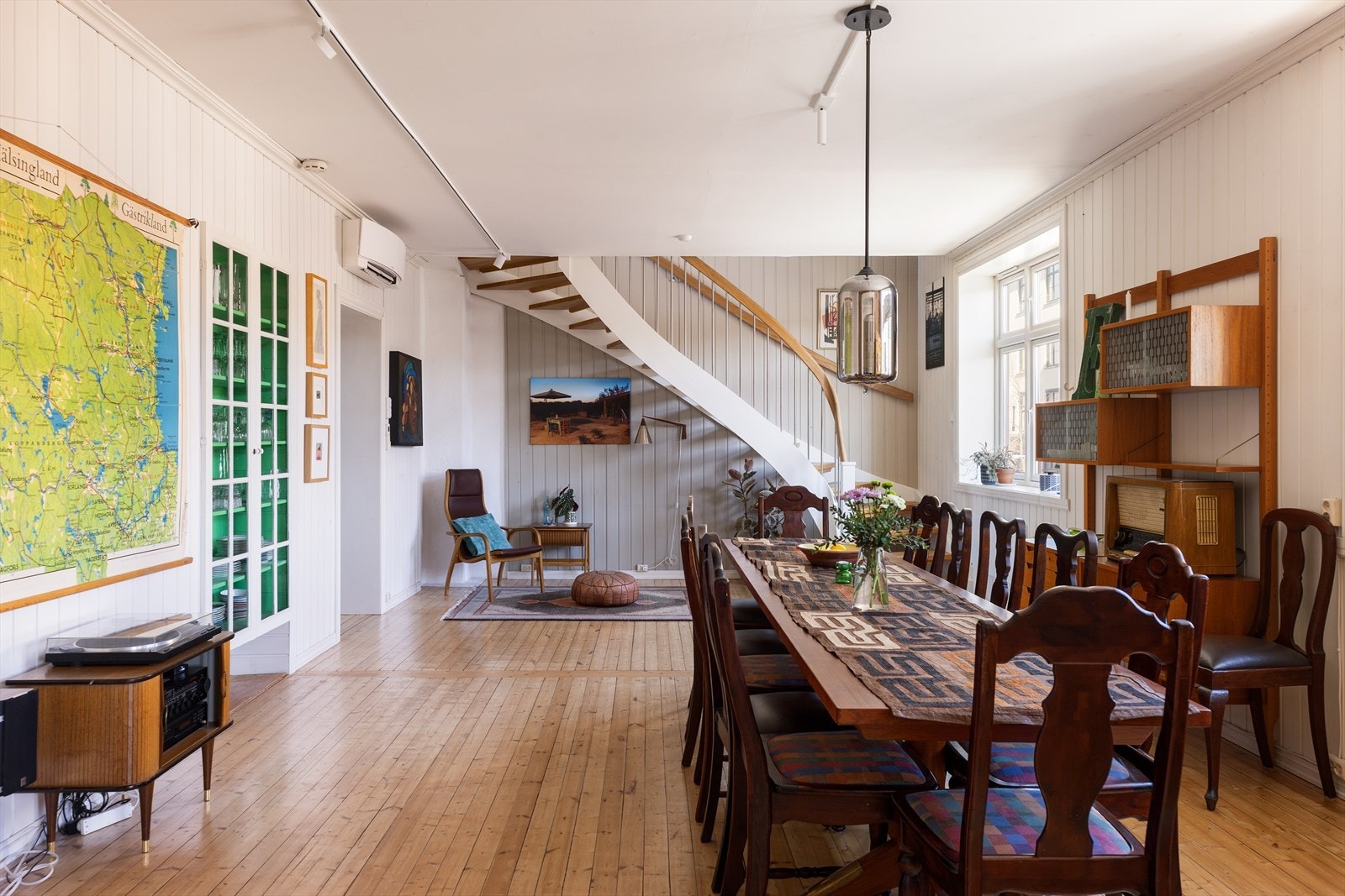 Fra stuen har man adkomst til 2. etasje via leilighetens møbelsnekrede og flotte trappeløp. Galleribilde