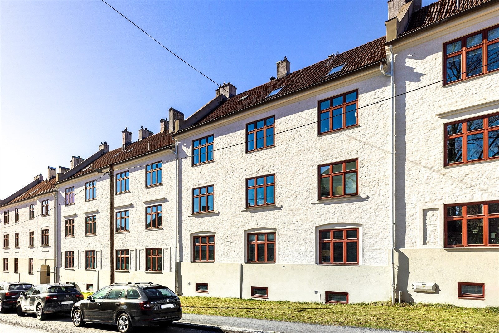 Byggets fasade sett fra veien. Galleribilde