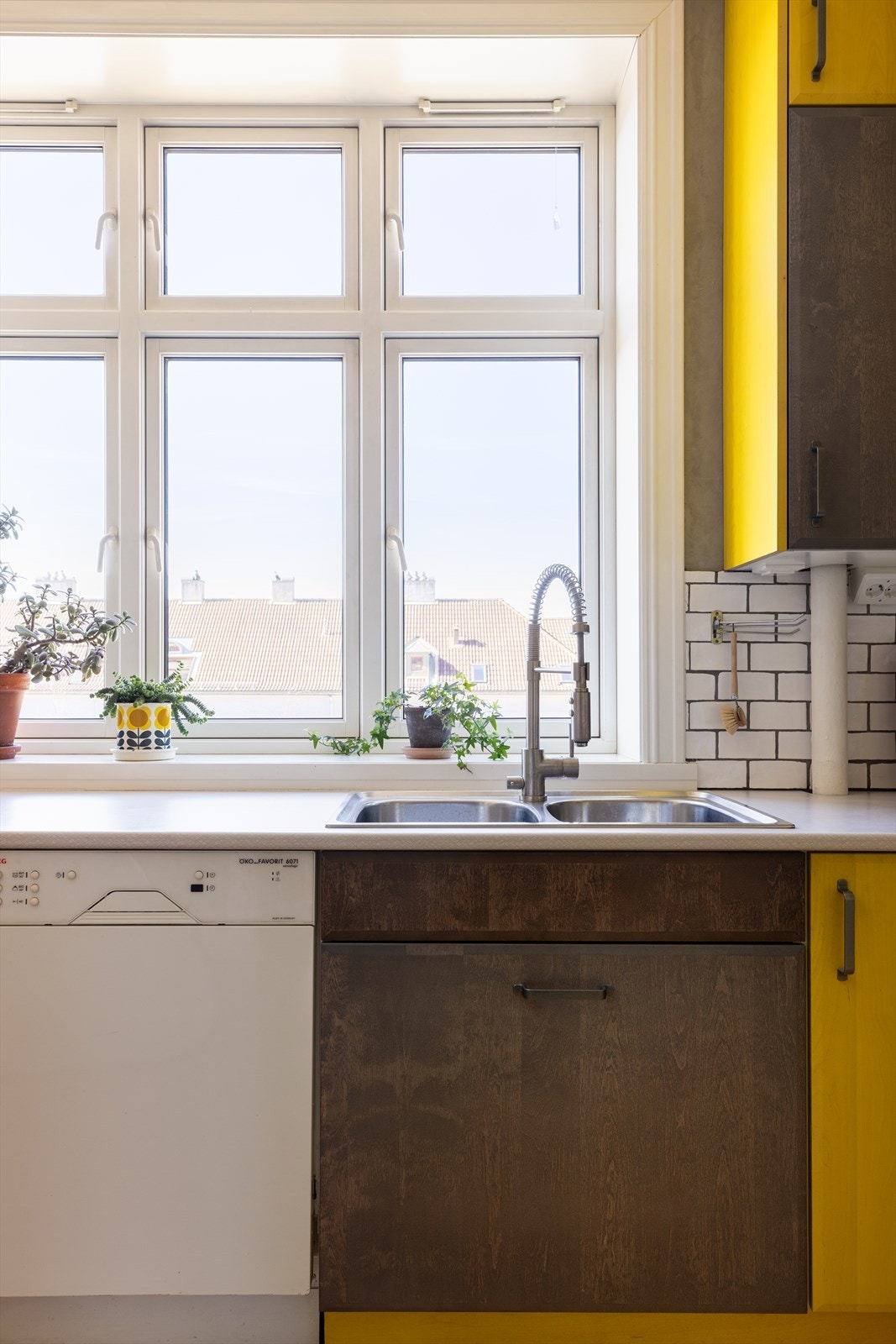 Kjøkkenet har rikelig med skap- og benkeplass, samt gode vindusflater som gir rikelig med lysinnslipp. Galleribilde