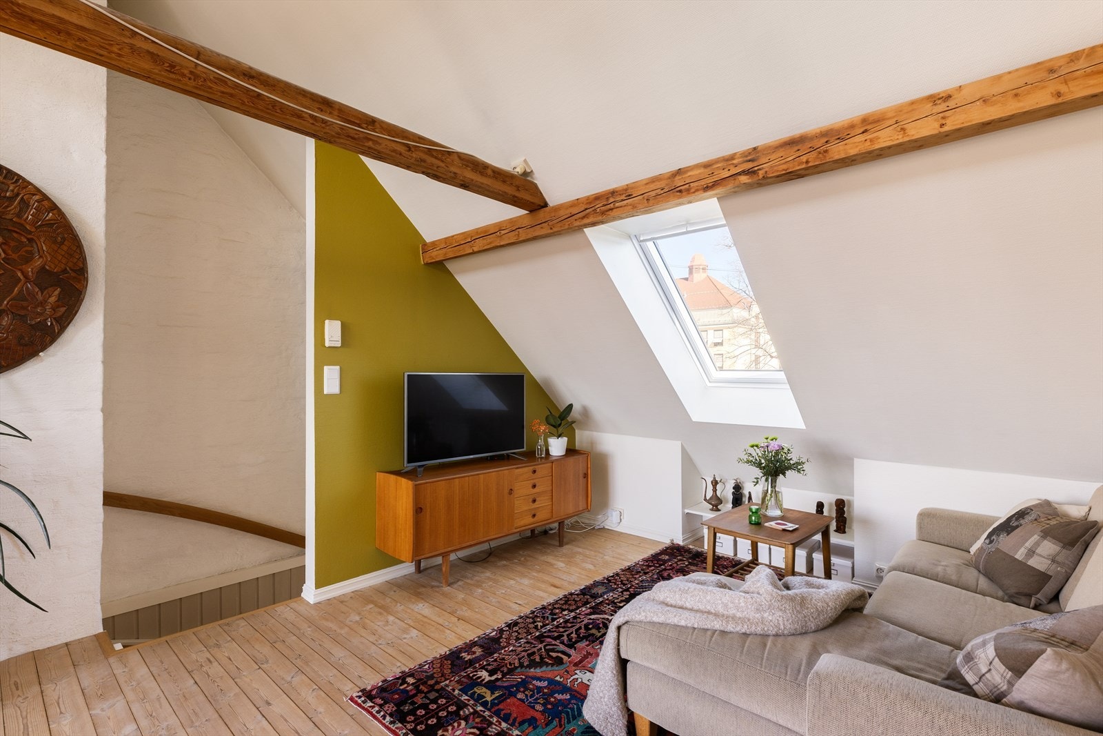 Rommet malt i tidsriktige og moderne farger som skaper en innbydende og lun stemning. Galleribilde