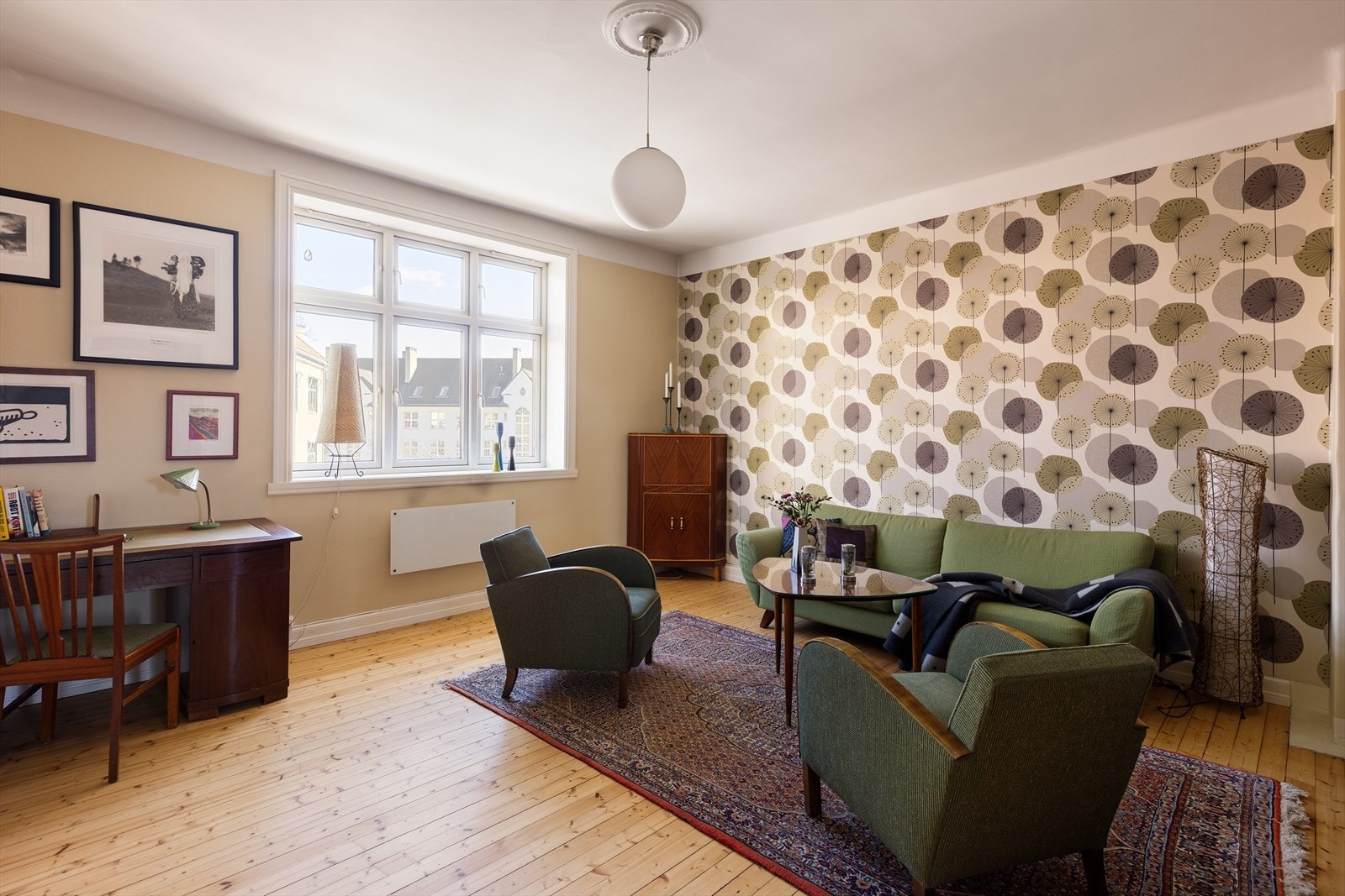 Stuen har store vindusflater som slipper inn rikelig mengder med naturlig lys. Galleribilde