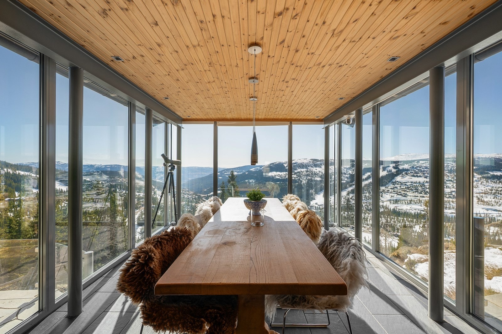Spisestue i hytta med rå utsikt! Galleribilde