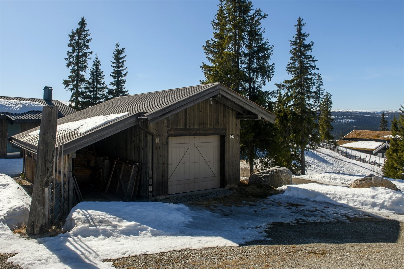 Garasje med elektrisk port, carport og bod i bakkant. Galleribilde