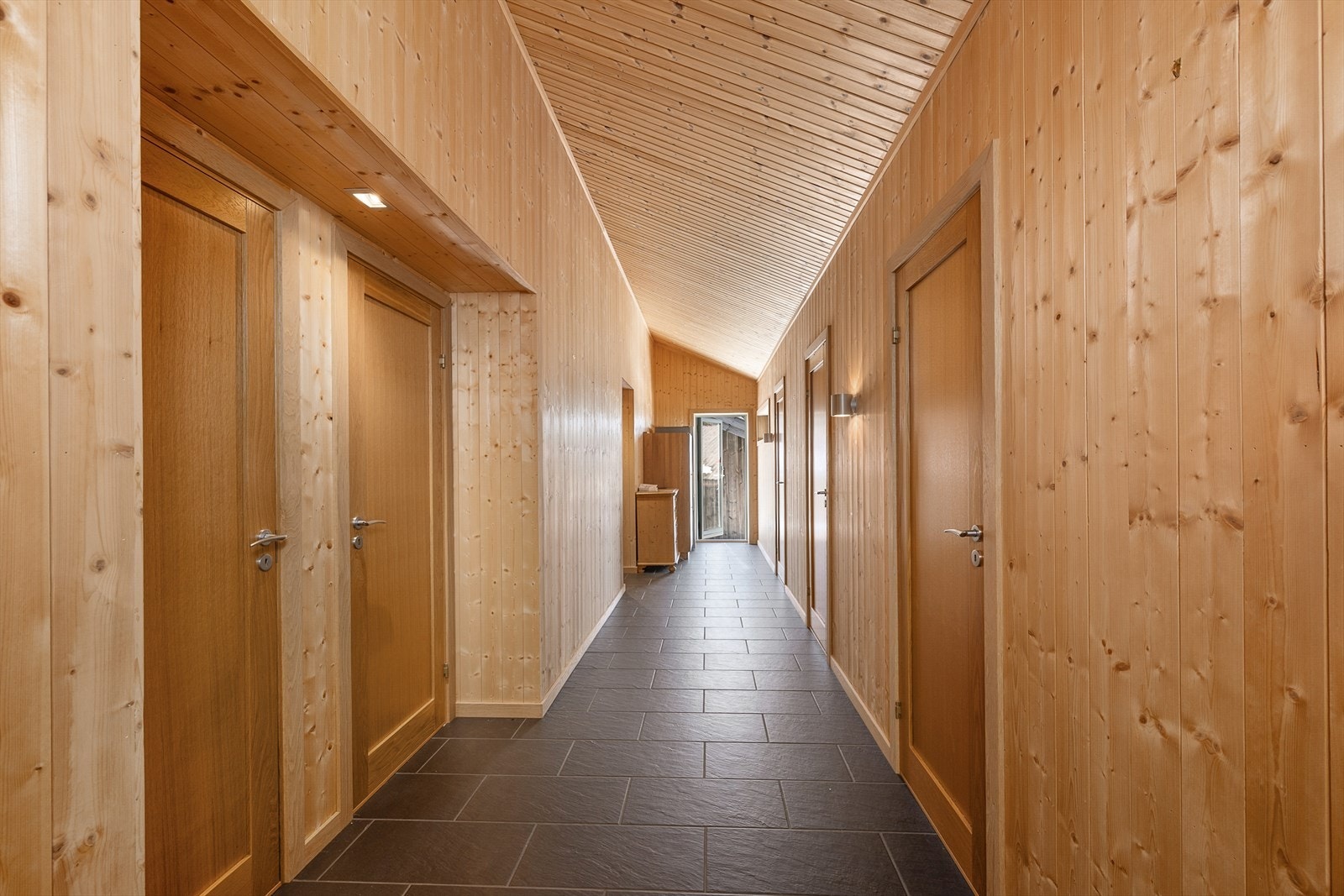Soveromsfløyen/gjesteavdeling med 3 soverom, bad, wc og teknisk rom. Dør ut på nordsiden av hytta med adkomst til anneks eller Jacuzzi Galleribilde