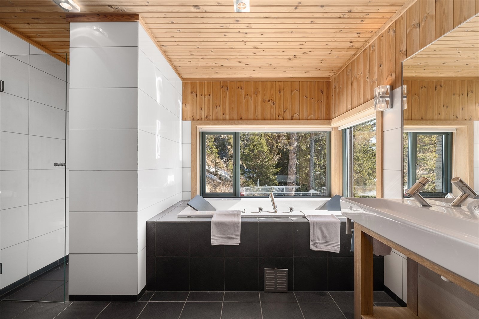 Spa-avdeling med badekar, dusjnisje og dobbel servant Galleribilde