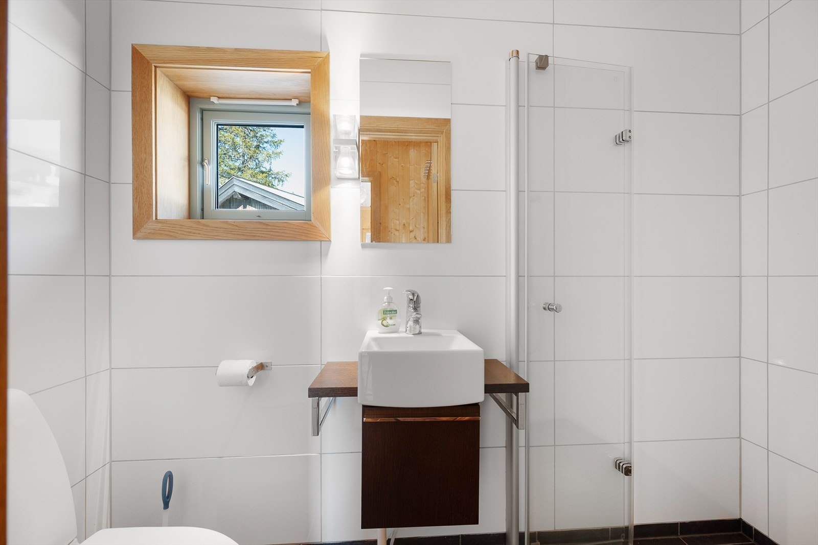 Fullverdig bad med wc, servant og dusj Galleribilde