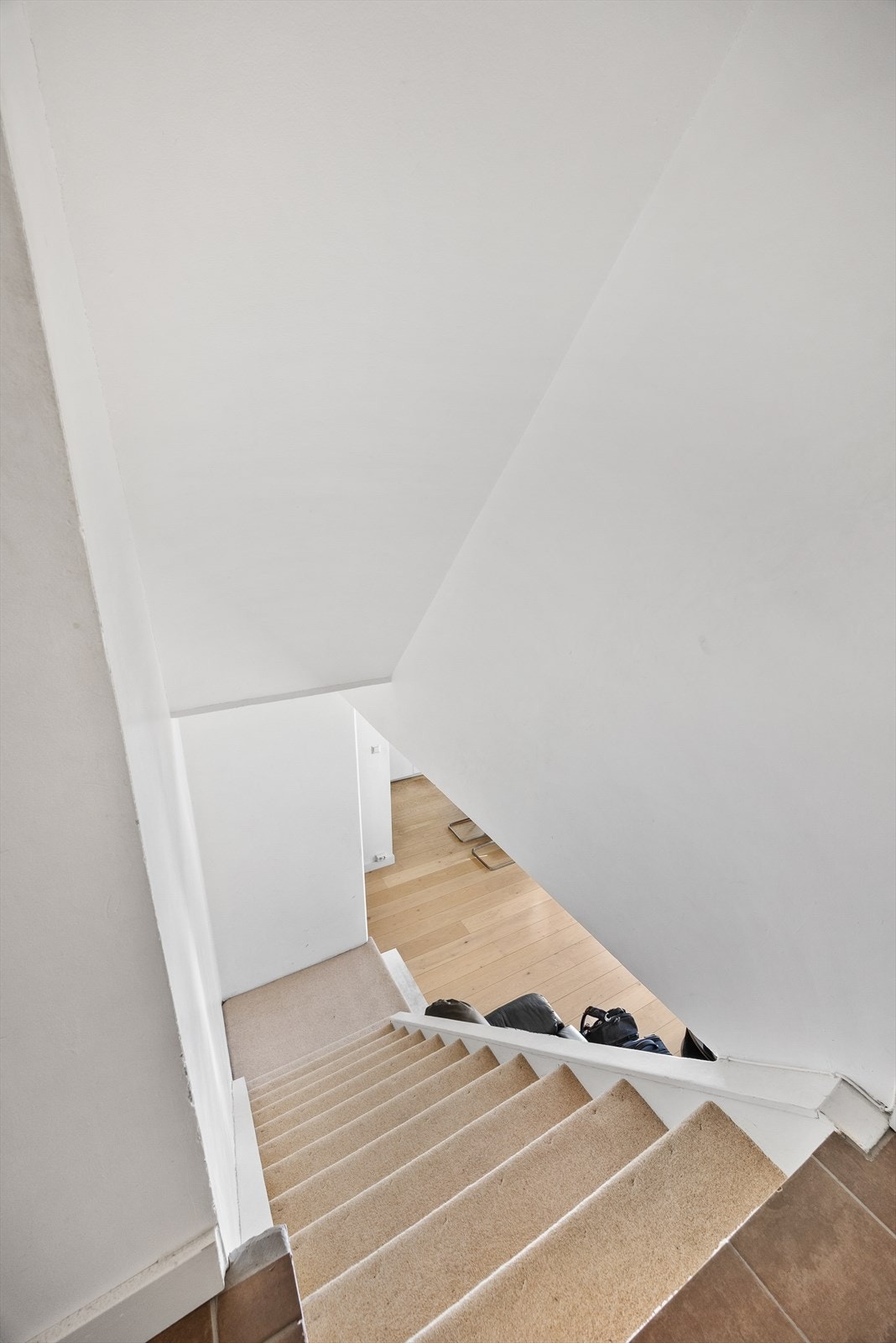 Trapp ned til stuen fra entreen Galleribilde