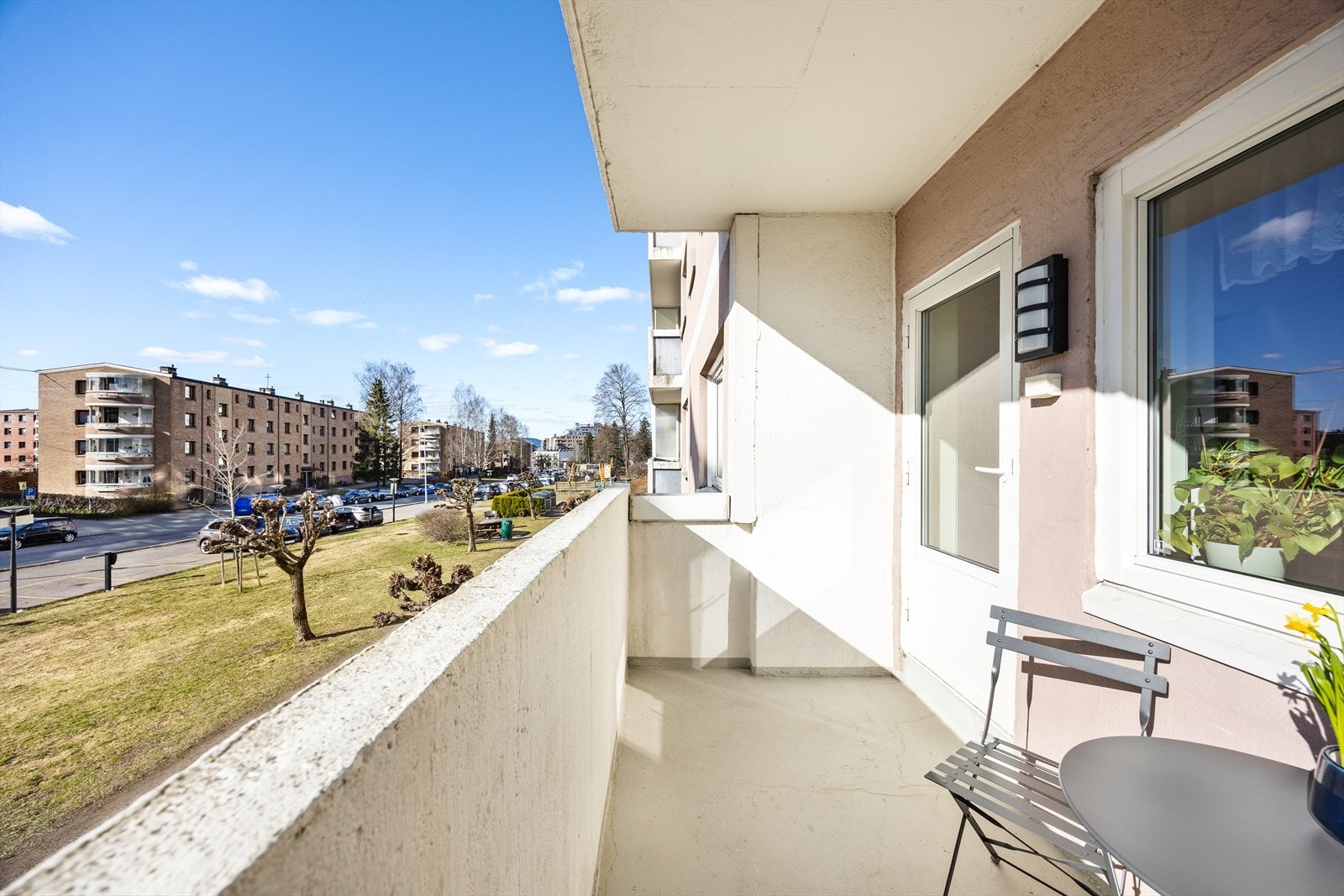 Solrik balkong med god plass til utemøbler Galleribilde