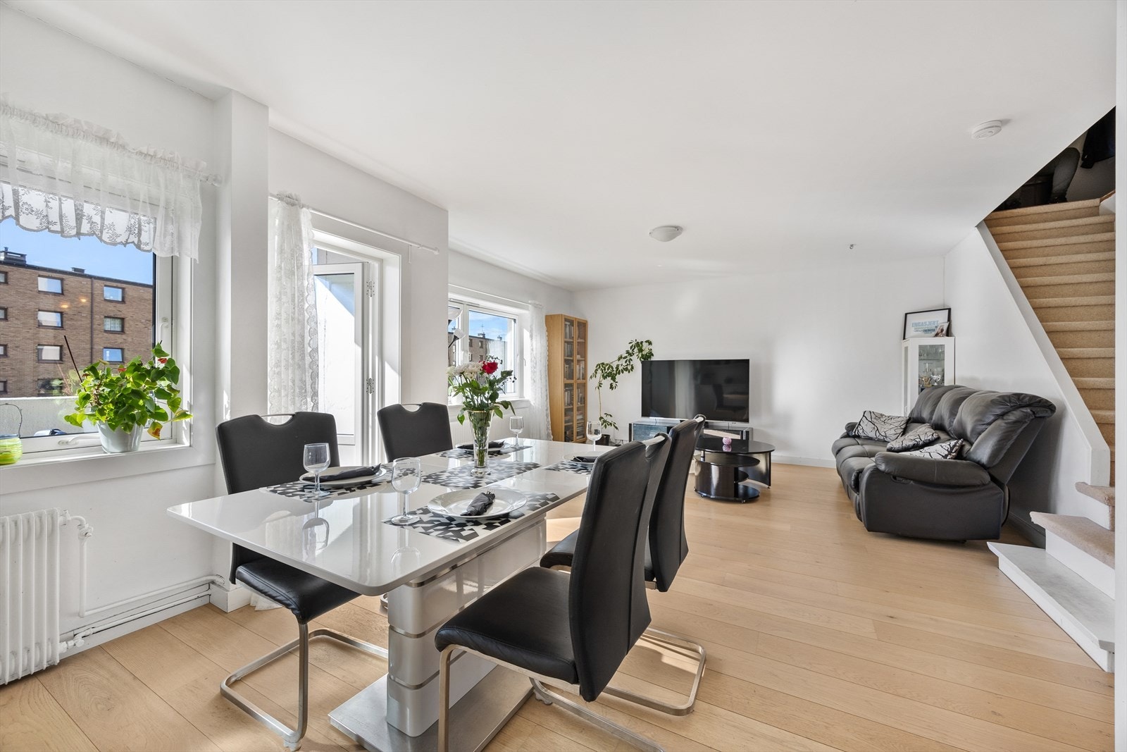 Spiseplass med plass til stort middagsbord Galleribilde