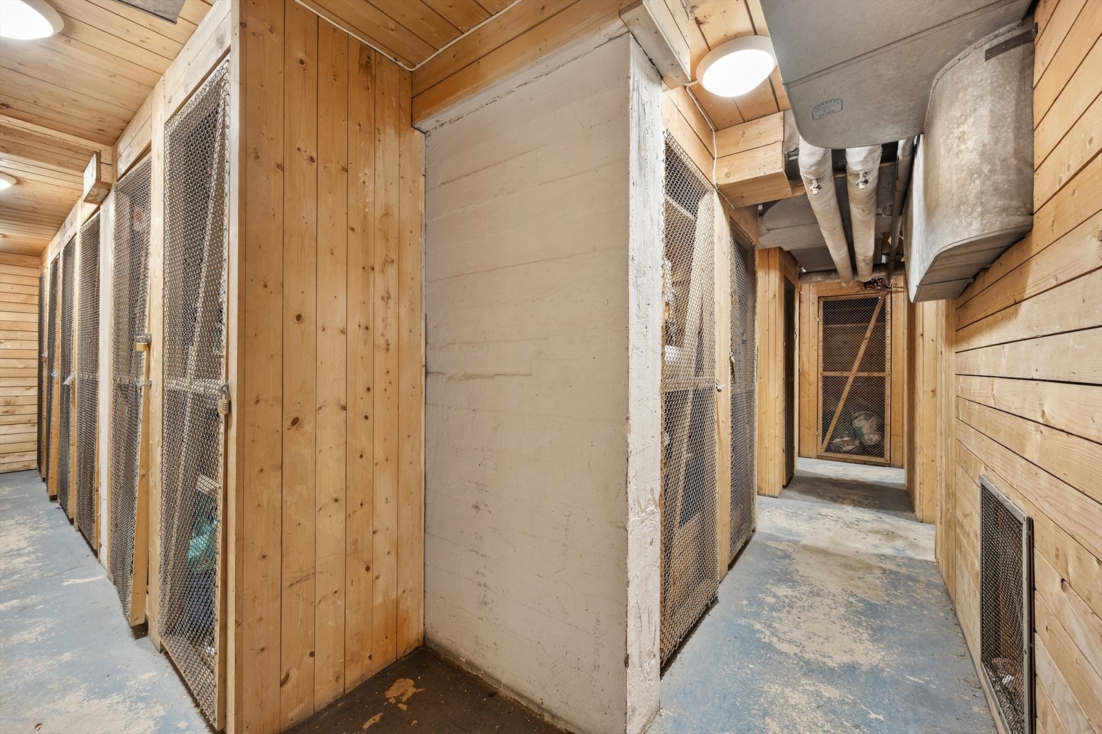 Kjellerbod med god lagringsplass Galleribilde