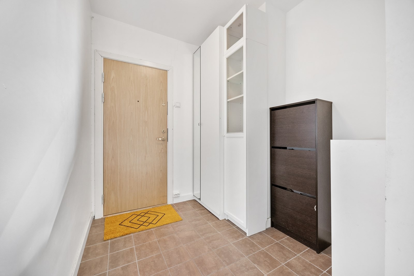 Inngangsparti med praktisk garderobeløsning Galleribilde