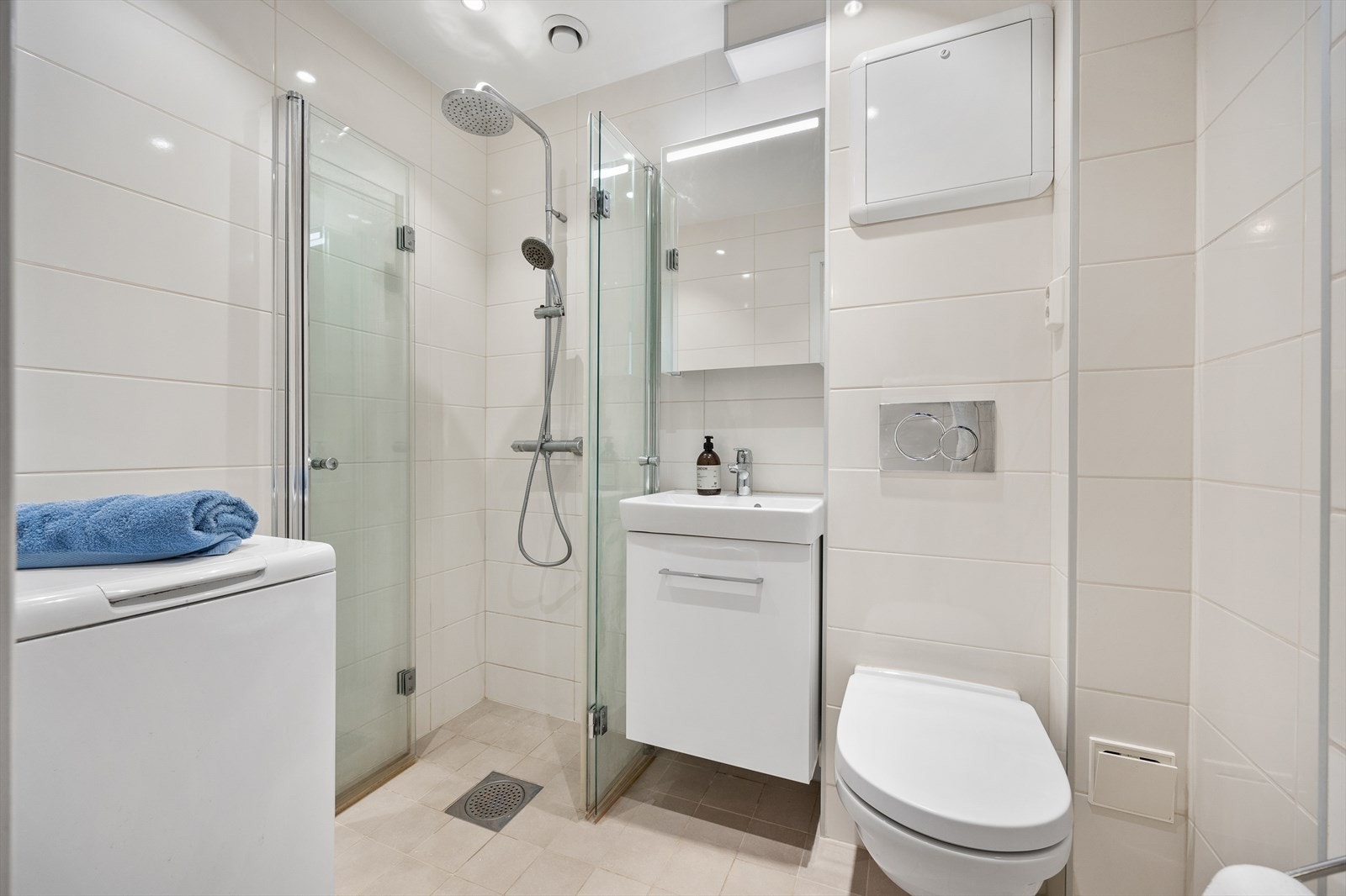 Moderne bad med regndusj Galleribilde