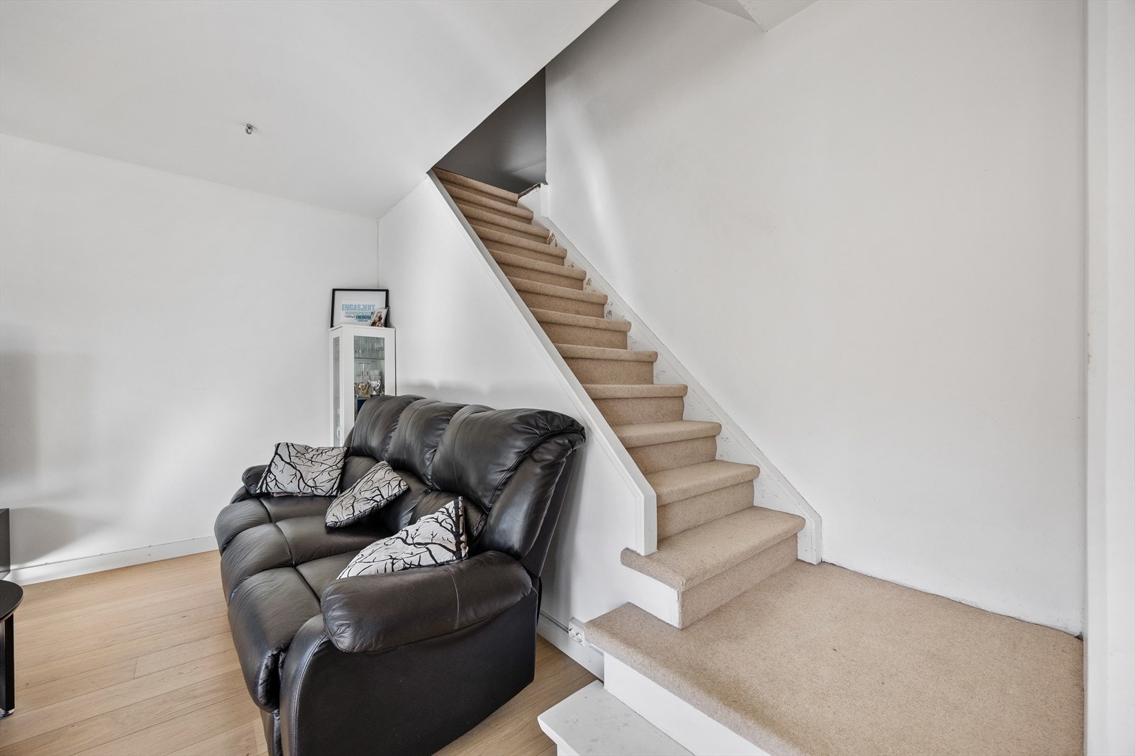 Praktisk trapp fra entreen direkte inn i stuen Galleribilde
