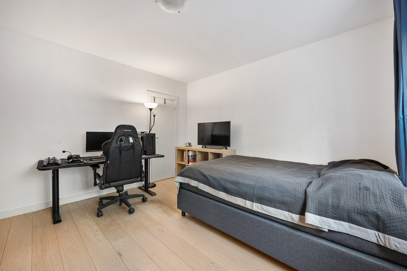 Romslig soverom med god plass til skrivebord Galleribilde