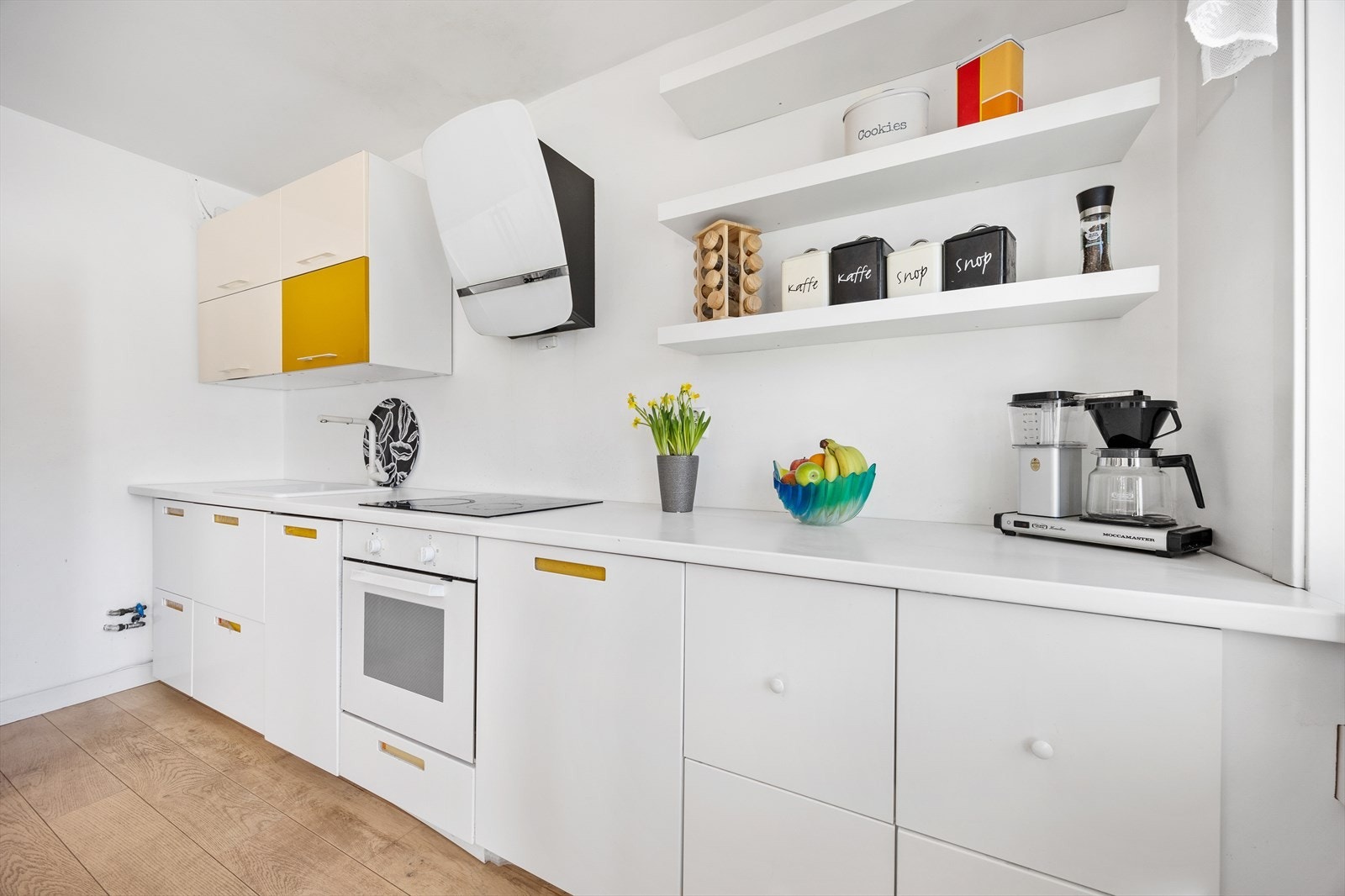 Kjøkkenet har rikelig med arbeidsplass Galleribilde