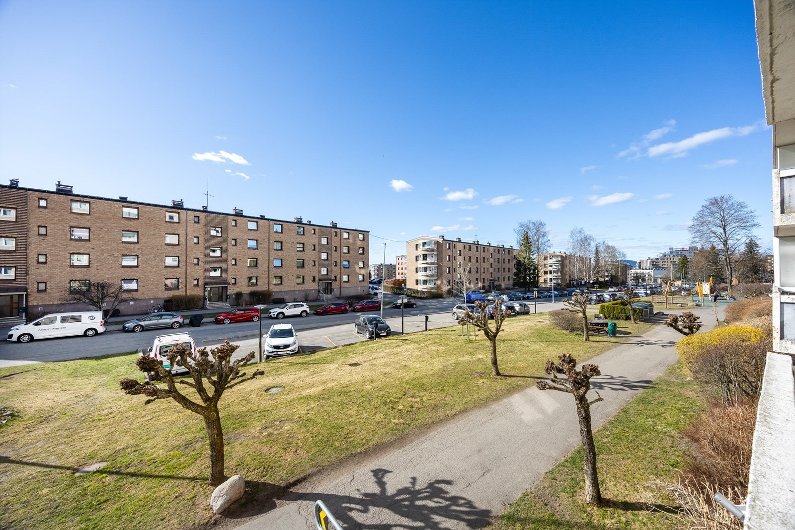 Leiligheten ligger i et rolig nabolag med grønne omgivelser Galleribilde