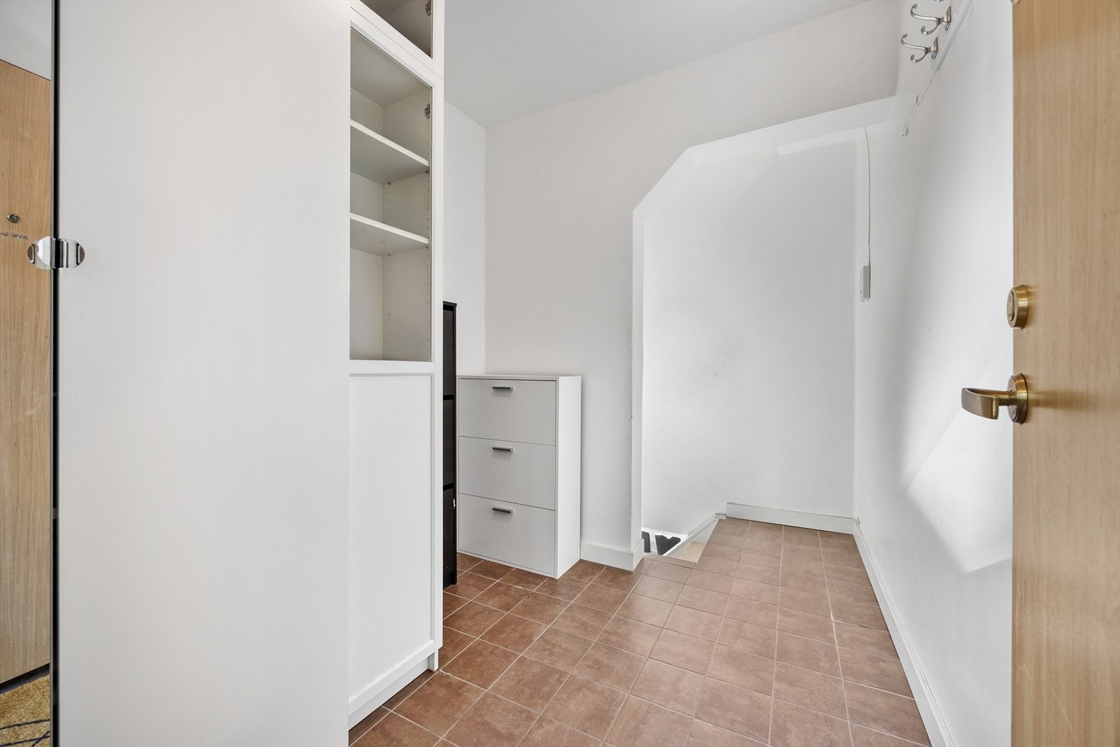 Entré med flislagt gulv og god plass til å henge av ytterklær Galleribilde