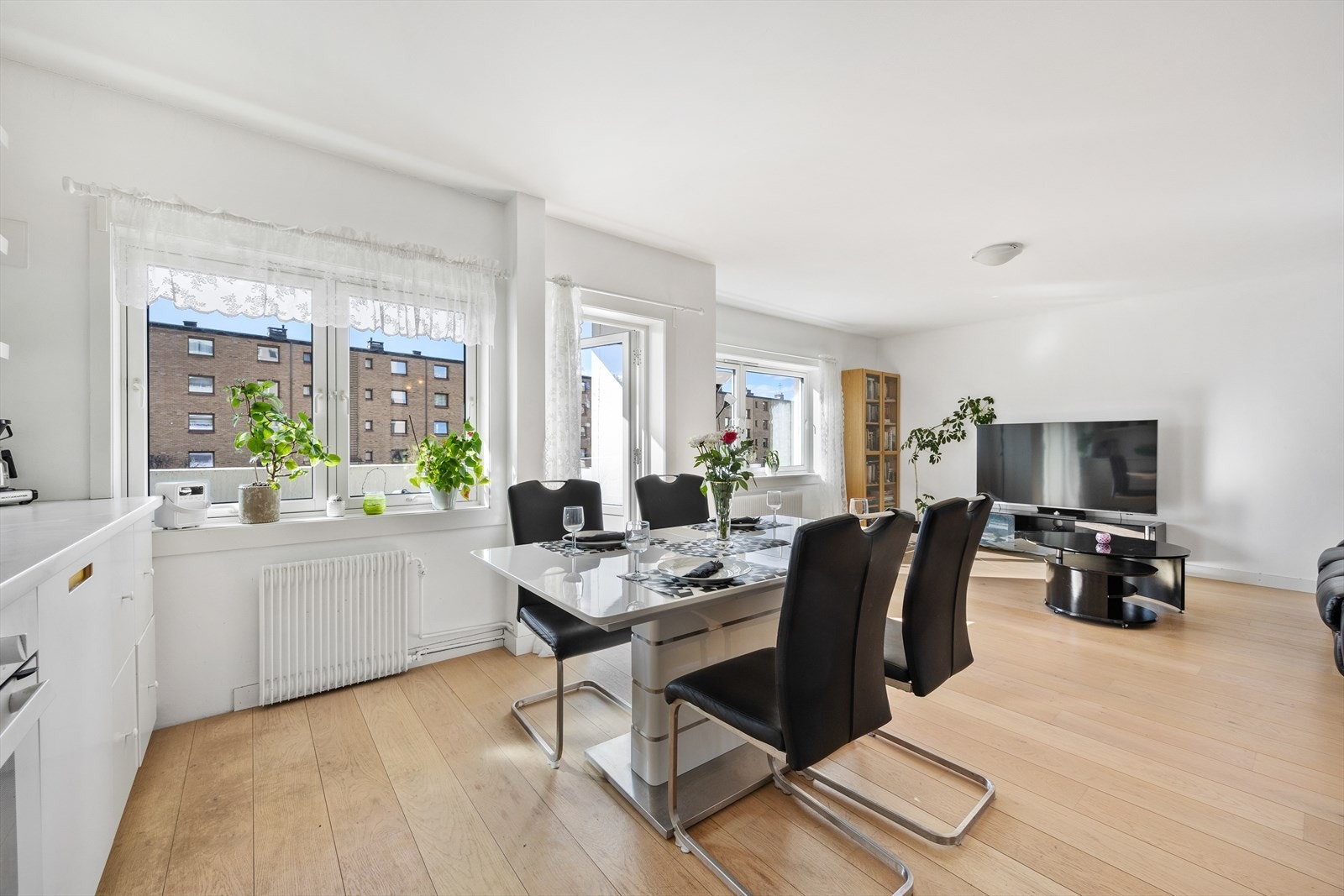 Lyst og innbydende spiseområde ved kjøkkenet Galleribilde