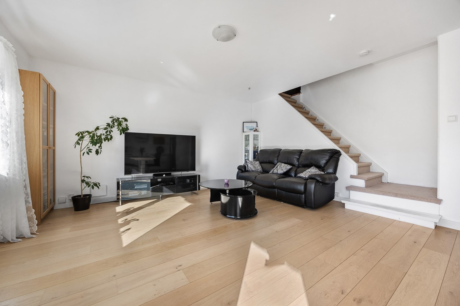 Romslig stue med lys parkett og rikelig med møbleringsmuligheter Galleribilde