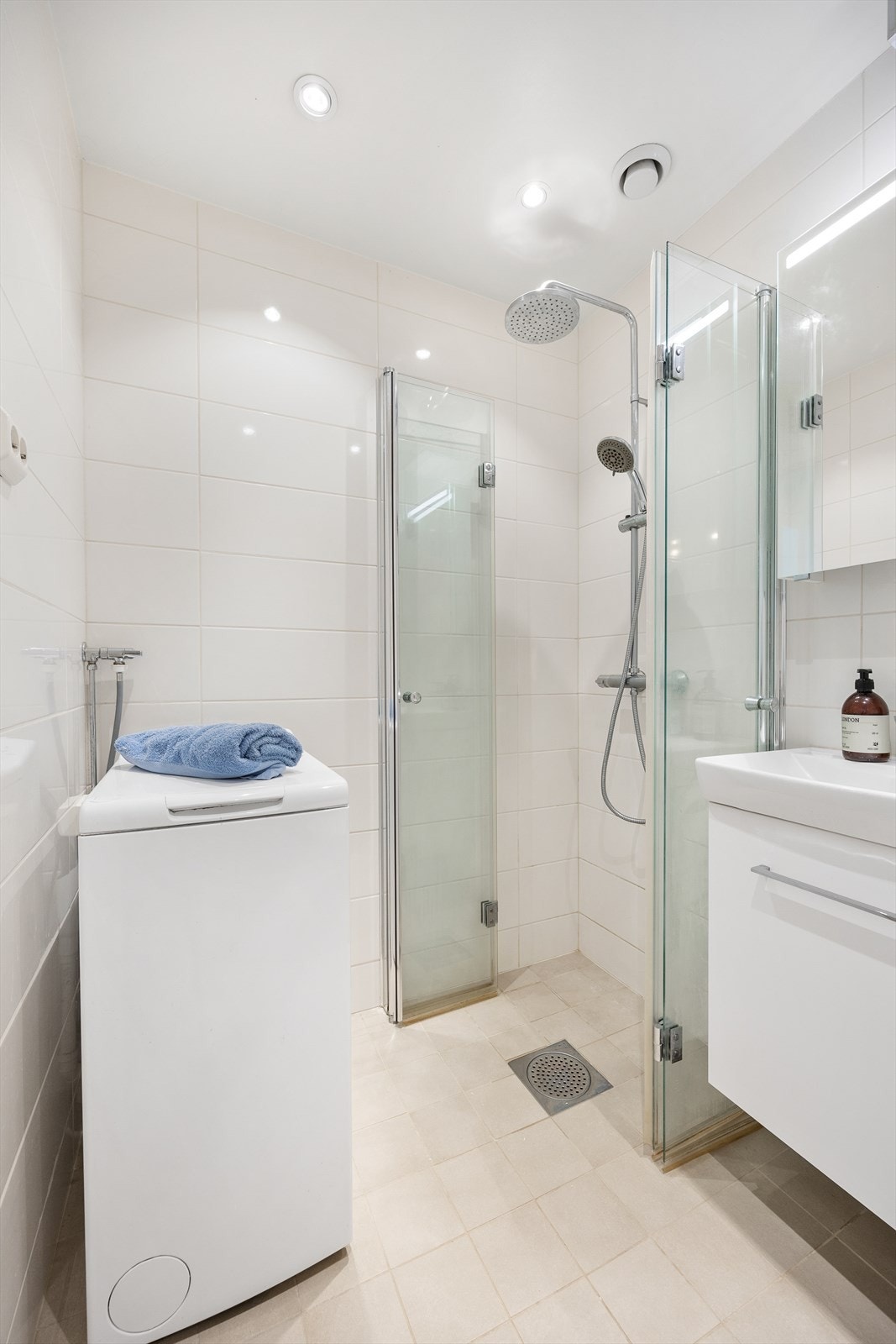 Bad med stilfulle fliser og opplegg for vaskemaskin Galleribilde