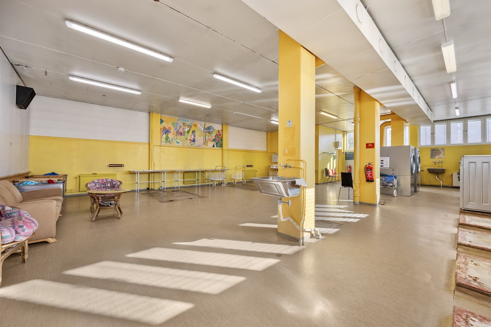 Felles vaskerom med flere vaskemaskiner Galleribilde