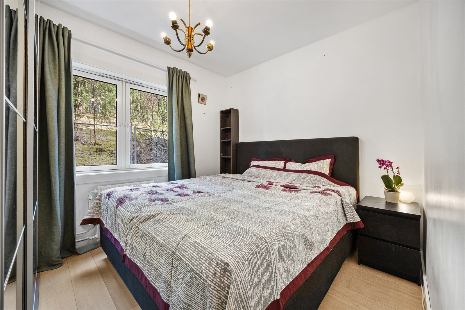 Stort hovedsoverom med store vindusflater som slipper inn rikelig med naturlig lys Galleribilde