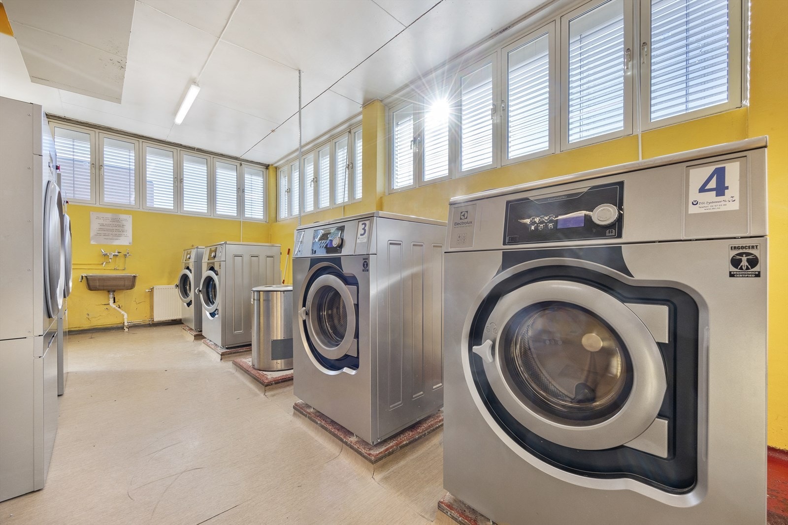 Effektivt vaskerom med moderne maskiner Galleribilde