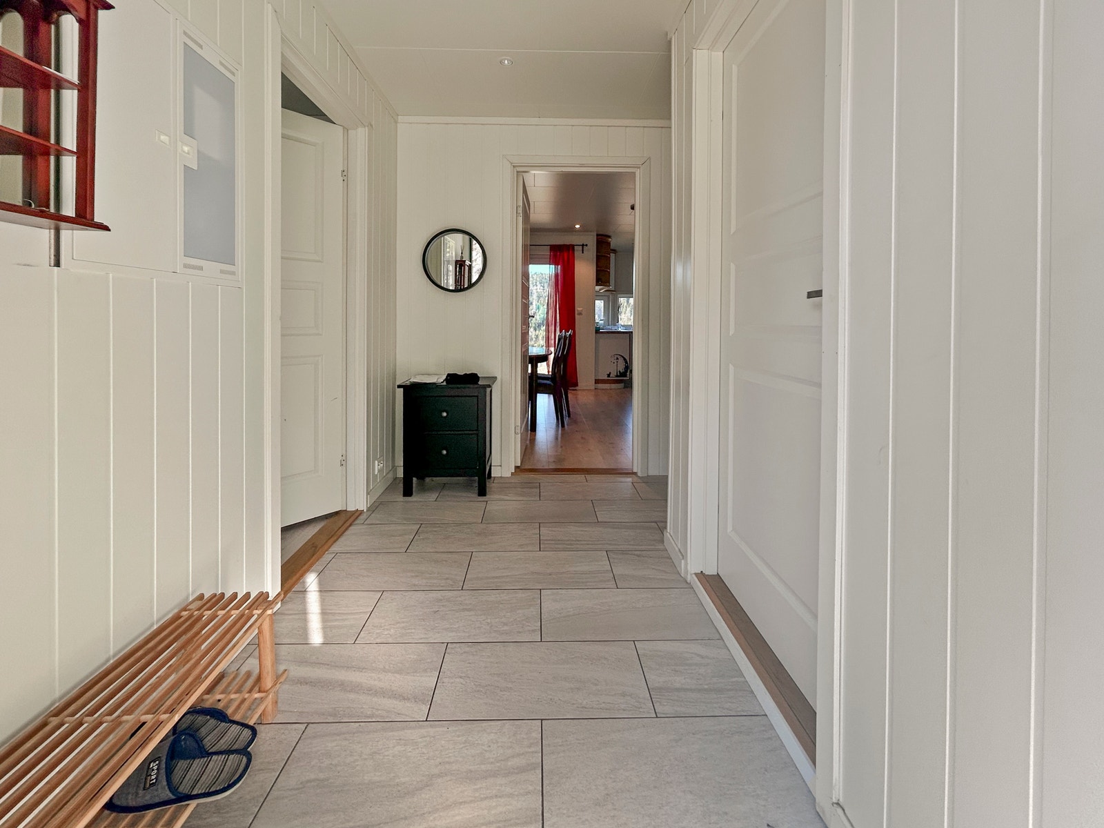 Inngangsparti. Baderommet er til høyre. Stuedel nr 2 er til venstre. Galleribilde