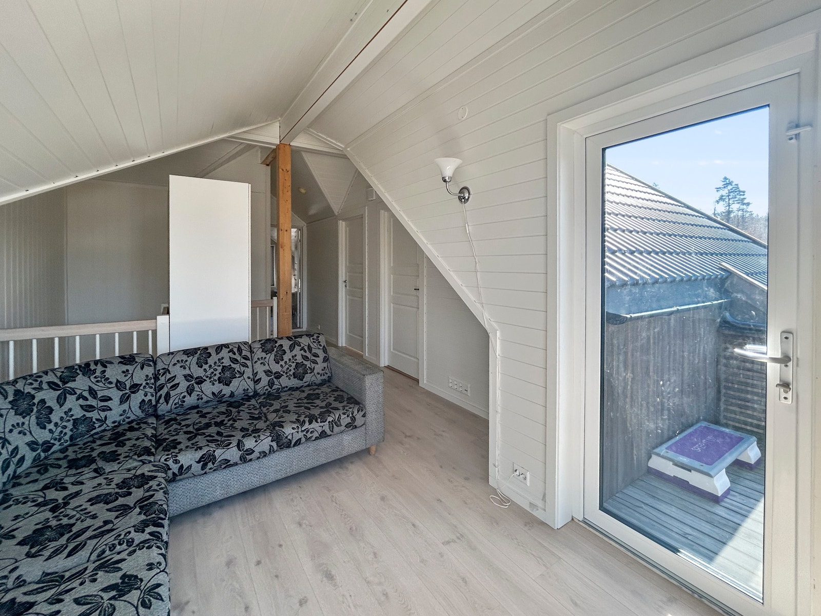 Her ser du utgangen til terrassen og videre innover på loftet. Galleribilde