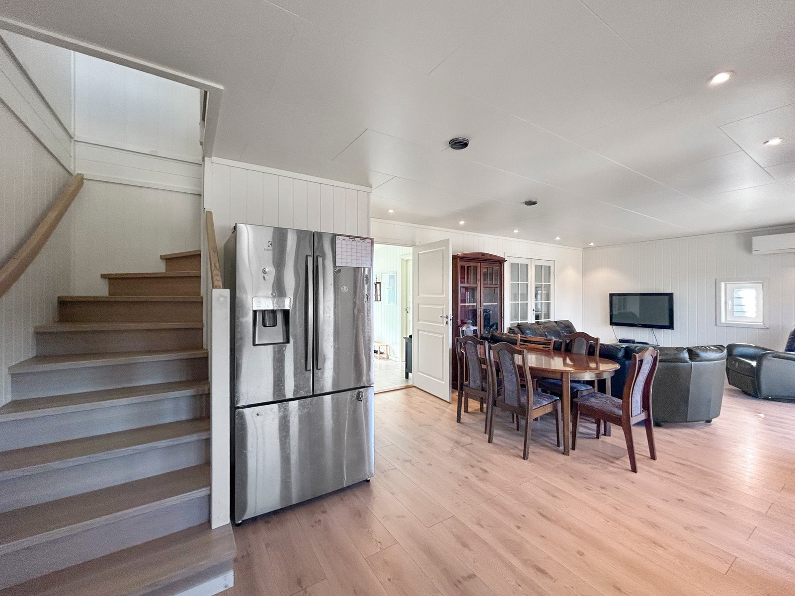 Her går du videre opp til 2.etg. Under trappen er det en bod. Galleribilde