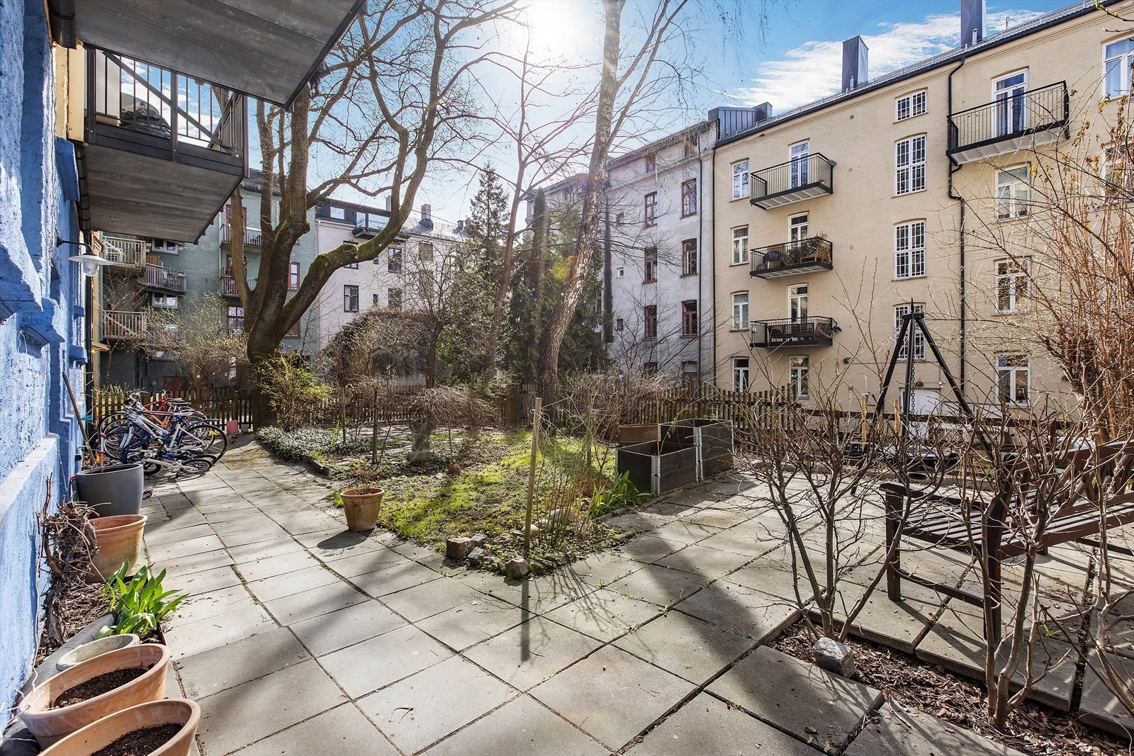 Sameiets egen bakgård med sittegruppe, sykkelparkering og beplantning. Galleribilde