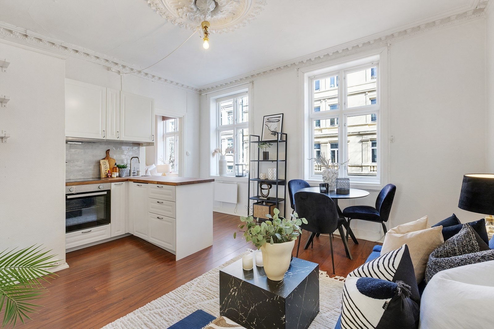 Velkommen til klassisk løkkaleilighet med stukkatur og rosett! Galleribilde