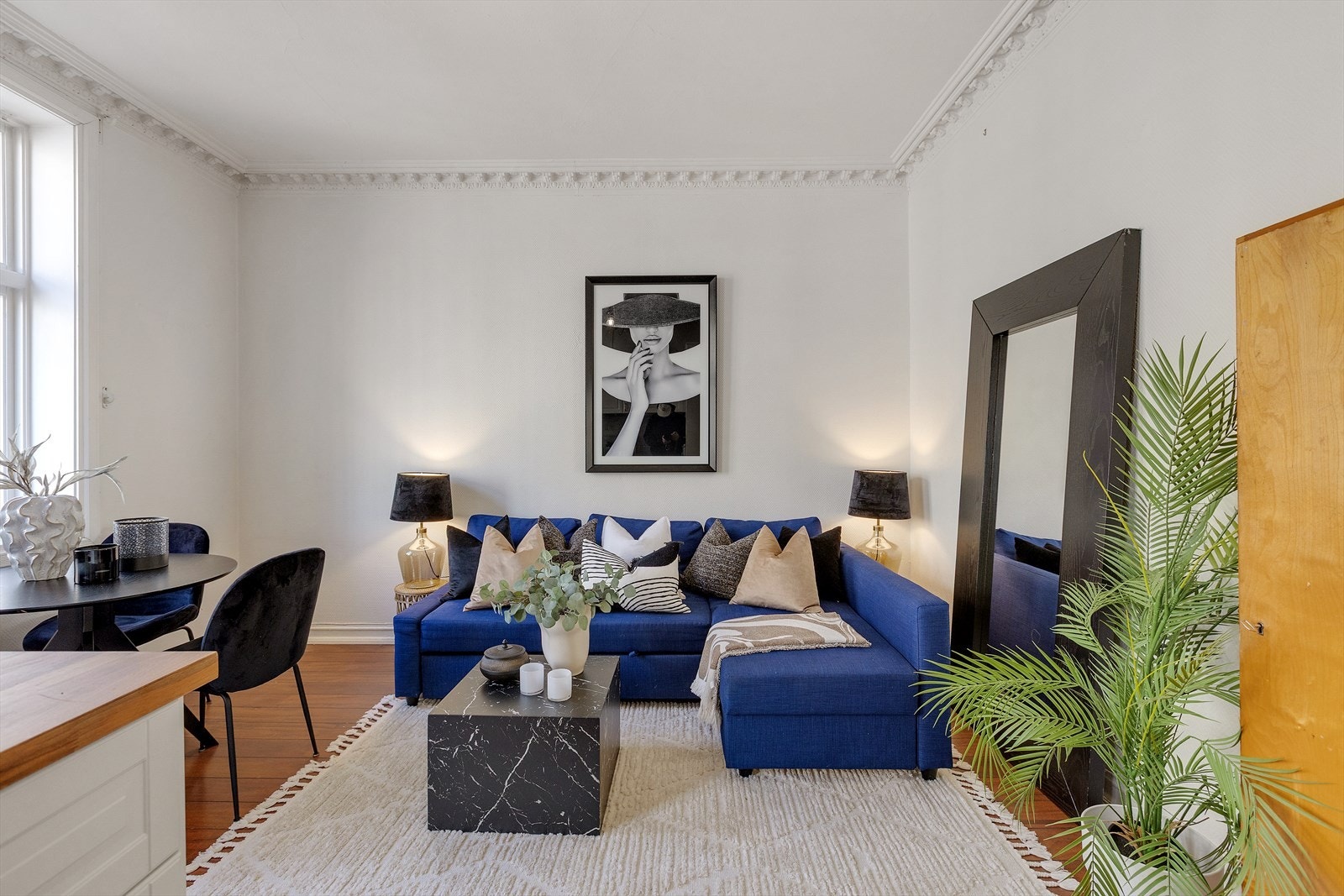 Plass til sofa og spisebord. Galleribilde