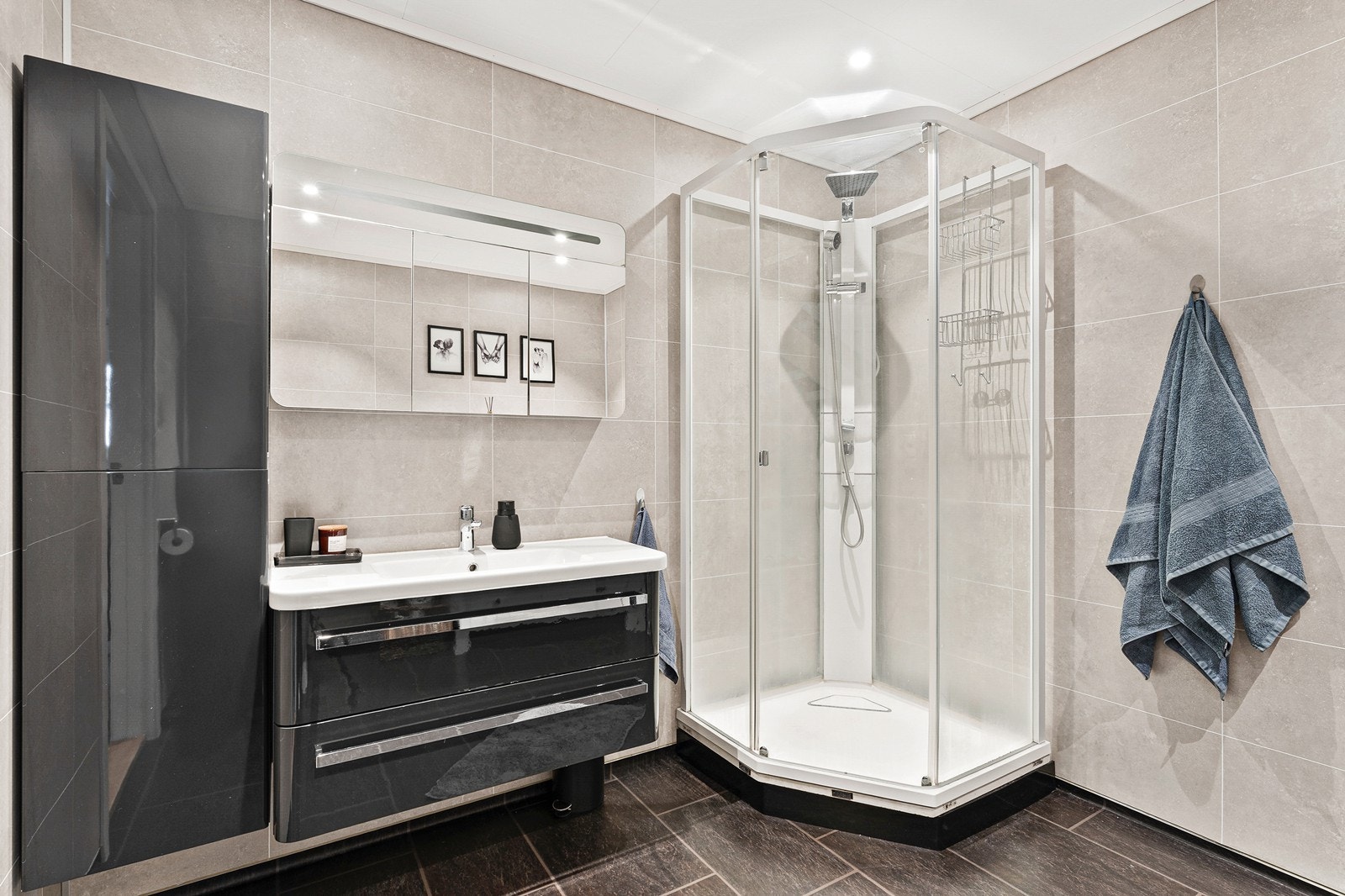 Badet er videre innredet med dusjkabinett, toalett og innredning med vask. Det er avtrekk fra balansert ventilasjon som sørger for utluftning. Galleribilde
