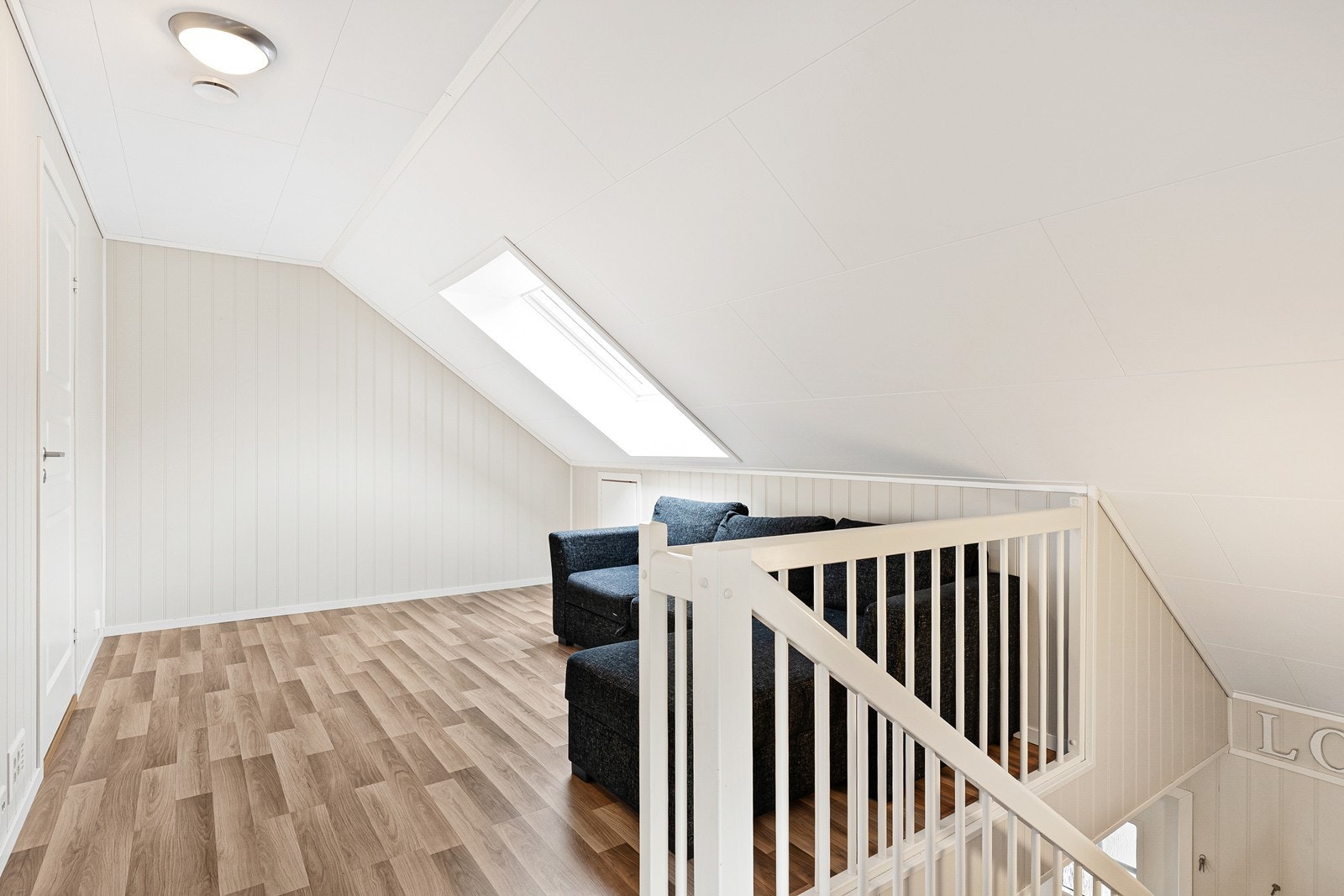 Beveger man seg opp trappen til boligens loftsetasje kommer man direkte opp i en romslig loftstue. Galleribilde